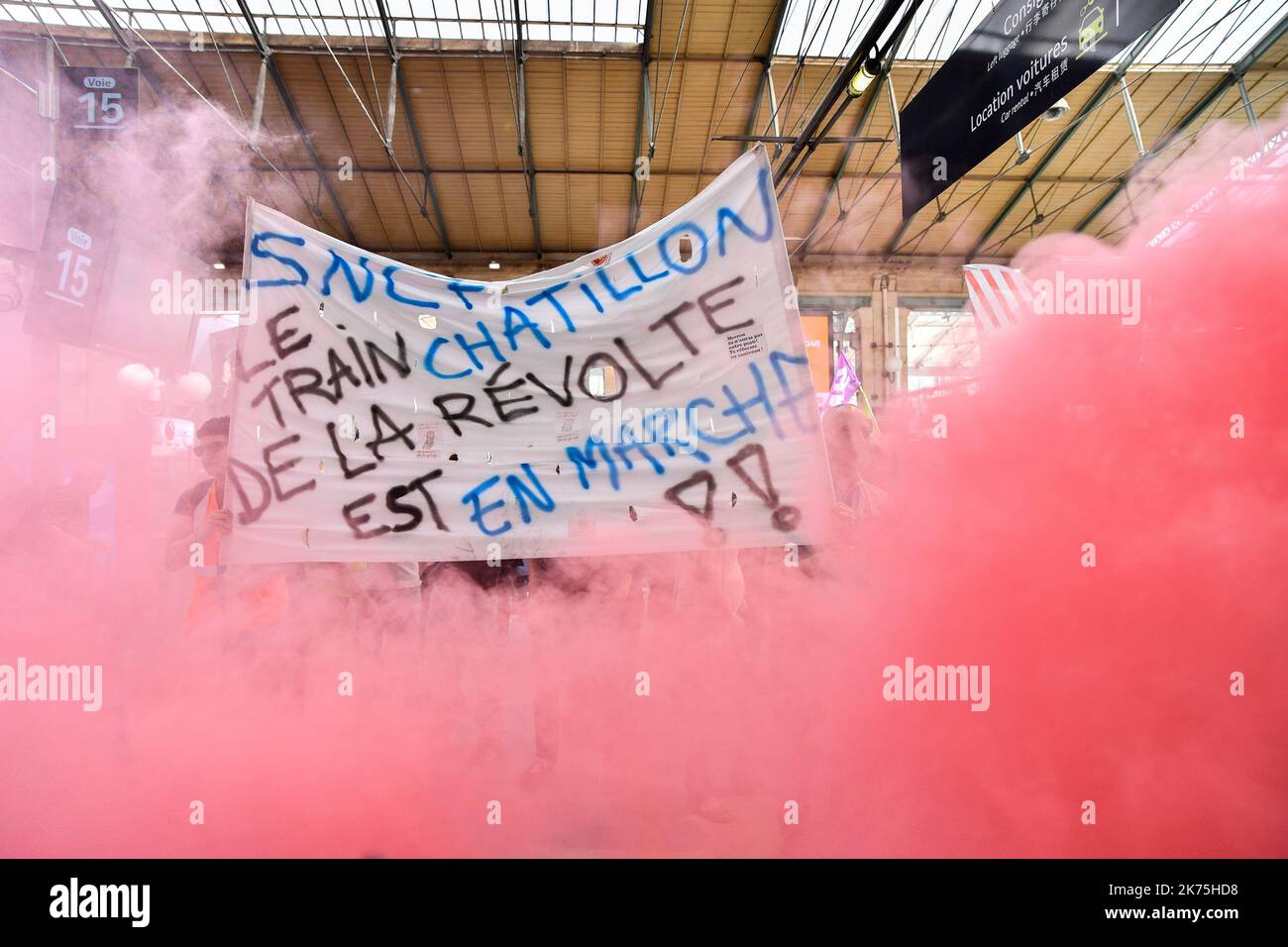 Die Eisenbahner der Gewerkschaft CGT, unterstützt von Tolbiac-Studenten und Solidaritätsmitarbeitern, demonstrierten friedlich von der Pariser Börse am Gare du Nord gegen die SNCF-Reform. Stockfoto