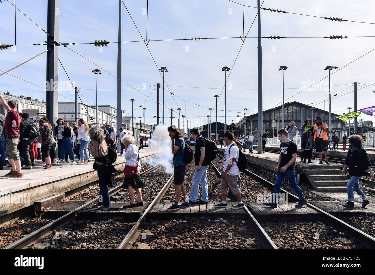 Die Eisenbahner der Gewerkschaft CGT, unterstützt von Tolbiac-Studenten und Solidaritätsmitarbeitern, demonstrierten friedlich von der Pariser Börse am Gare du Nord gegen die SNCF-Reform. Stockfoto