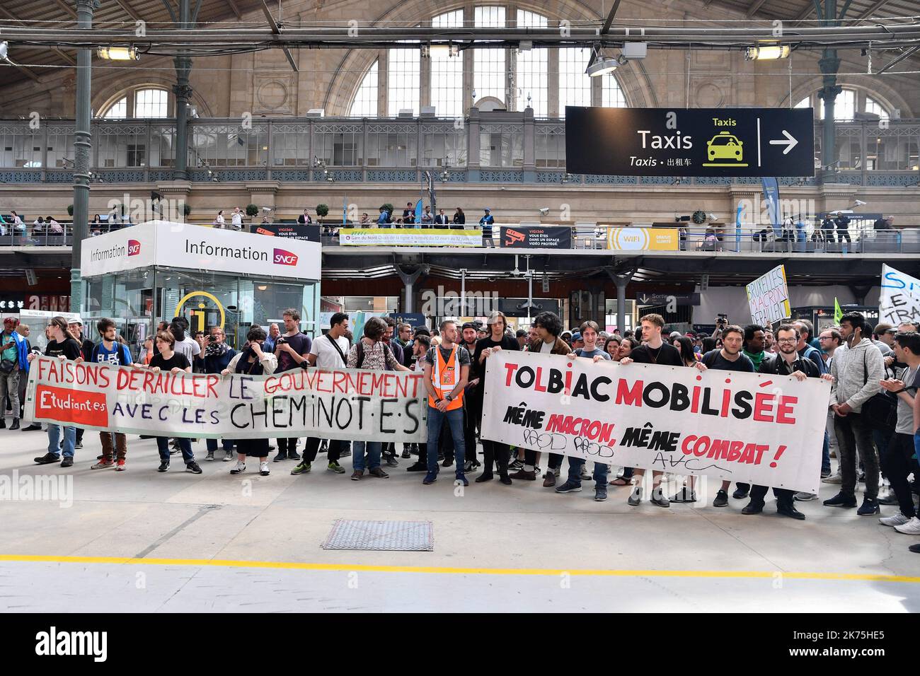 Die Eisenbahner der Gewerkschaft CGT, unterstützt von Tolbiac-Studenten und Solidaritätsmitarbeitern, demonstrierten friedlich von der Pariser Börse am Gare du Nord gegen die SNCF-Reform. Stockfoto