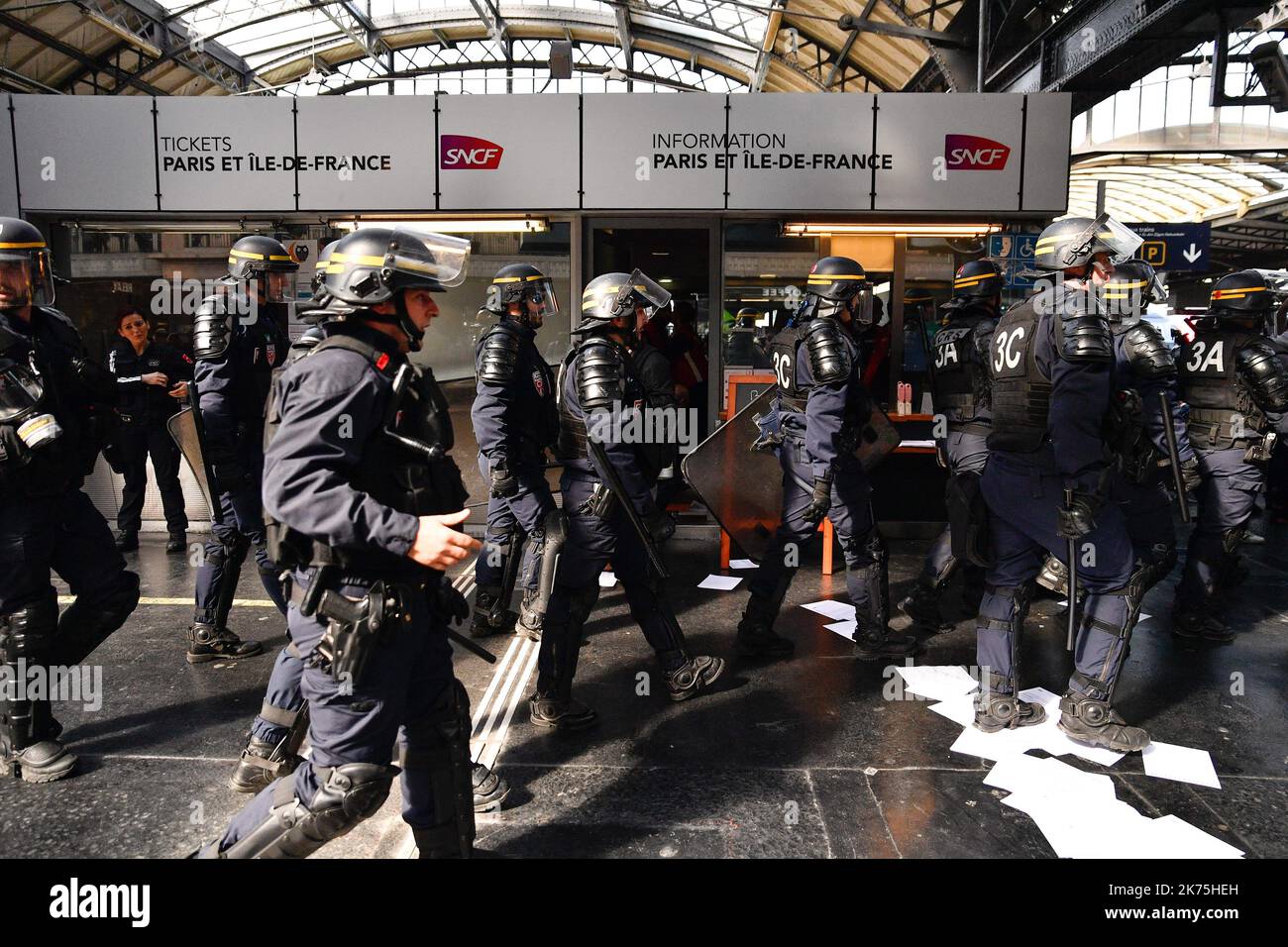 Die Eisenbahner der Gewerkschaft CGT, unterstützt von Tolbiac-Studenten und Solidaritätsmitarbeitern, demonstrierten friedlich von der Pariser Börse am Gare du Nord gegen die SNCF-Reform. Stockfoto