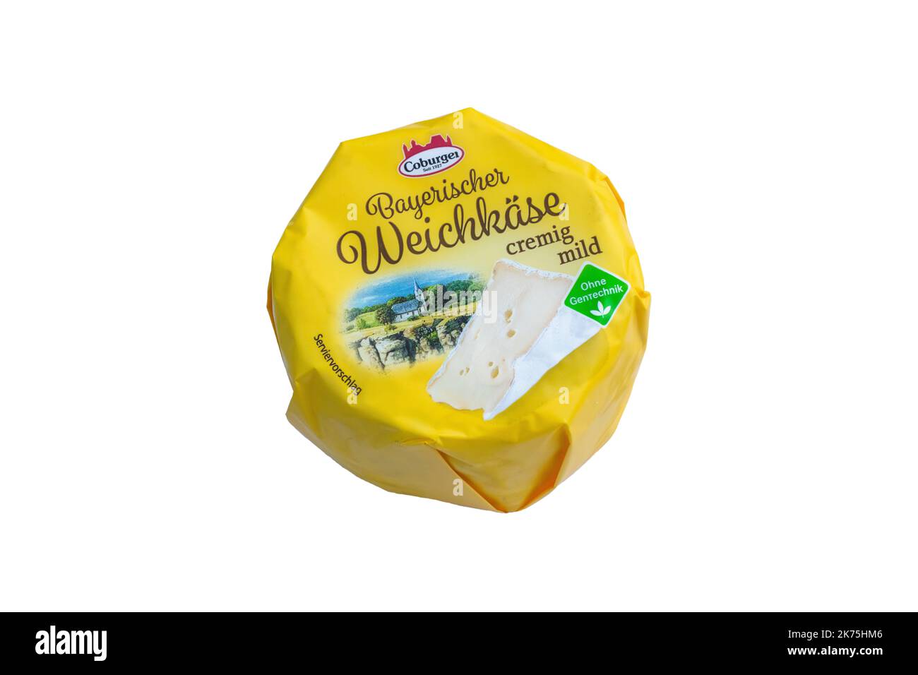 Bayerischer Frischkäse-Coburger. Weicher Käse mit Camembert-Form bedeckt. Das Objekt ist auf einem weißen Hintergrund isoliert. Illustratives Editorial Stockfoto