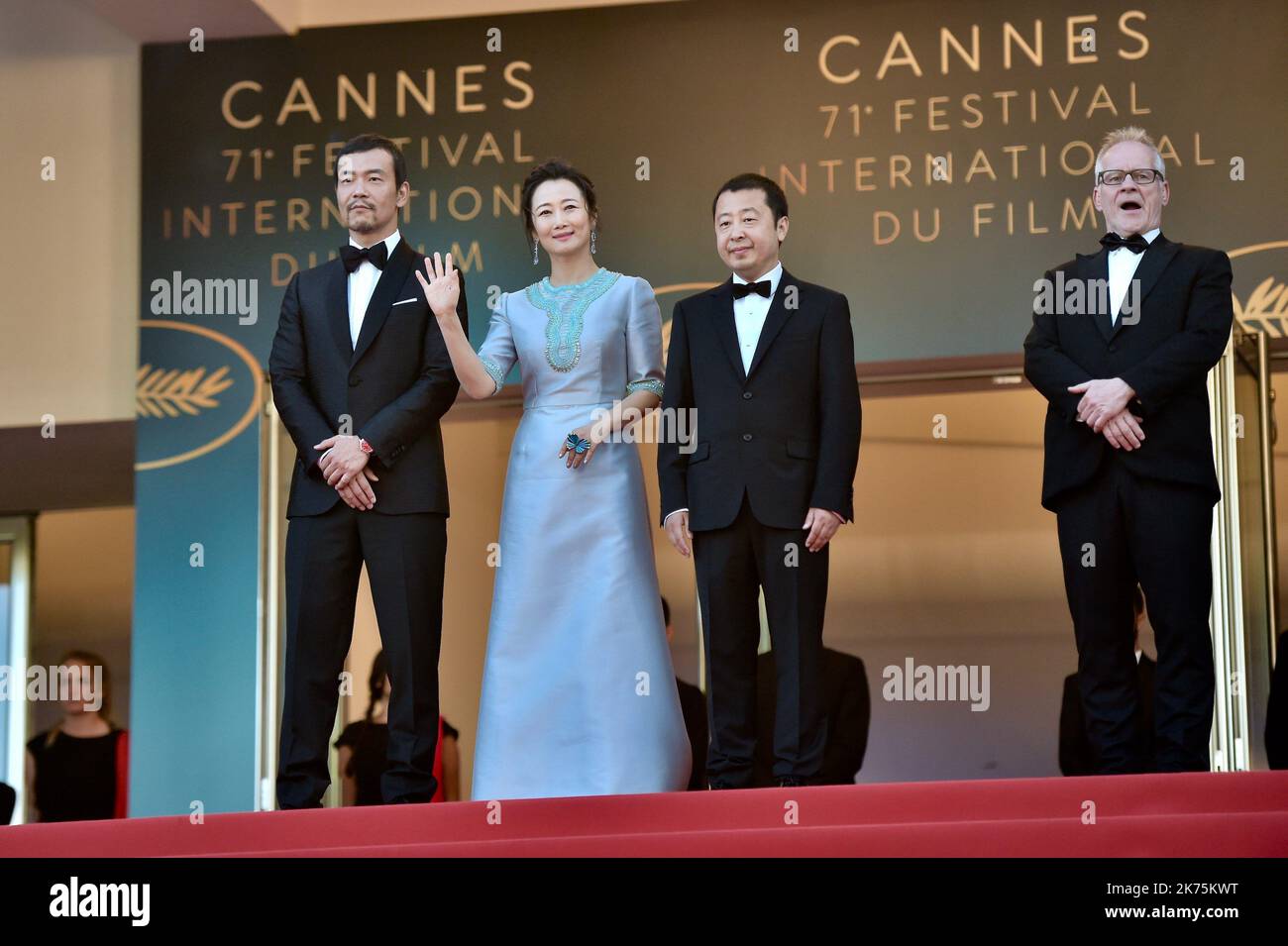 Die Schauspieler Fan Liao, Zhao Tao und die Regisseurin Zhangke Jia nehmen an der Vorführung von „Ash is the Reinest White (Jiang Hu Er NV)“ während des jährlichen Filmfestivals in Cannes 71. im Palais des Festivals am 11. Mai 2018 in Cannes, Frankreich, Teil. Stockfoto