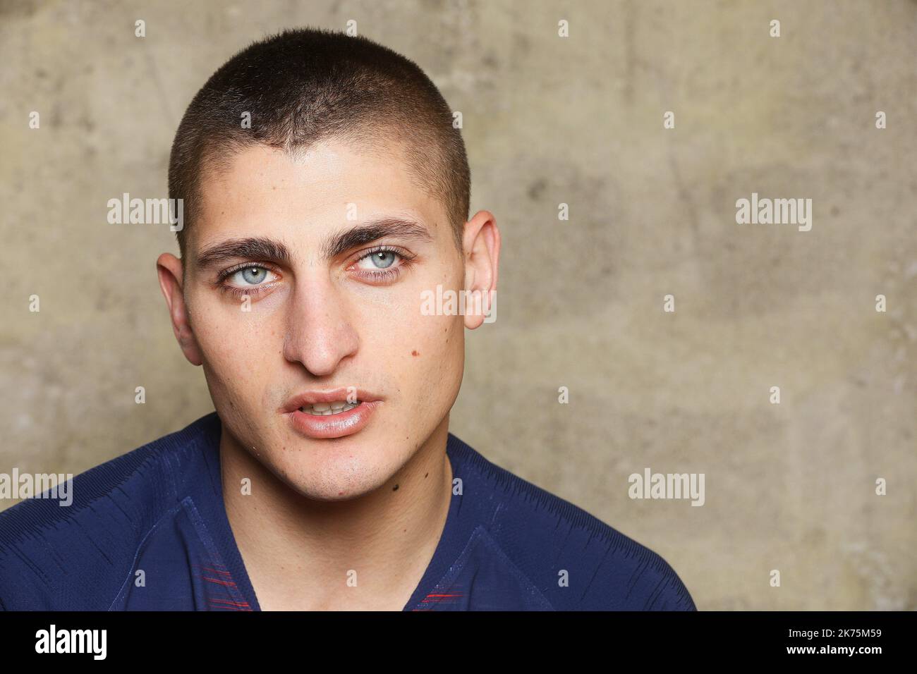 Der Fußballspieler Marco Verratti trägt im Mai 10 2018 in Paris sein neues Trikot Stockfoto