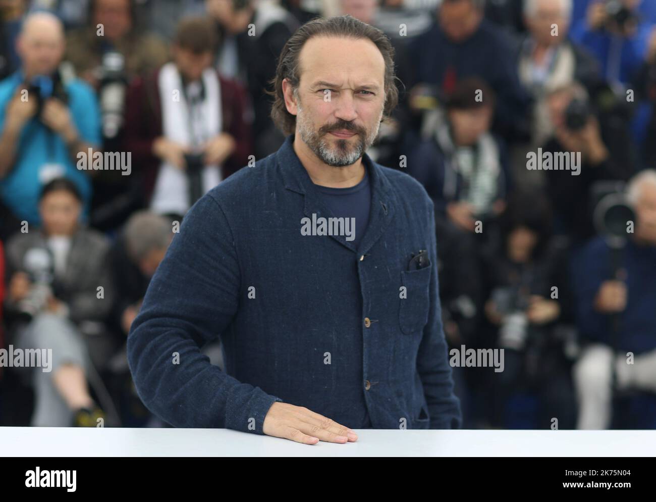 Der Schauspieler Vincent Perez (L) und der Regisseur Jean-Paul Rappeneau nehmen am 14. Mai 2018 im Palais des Festivals in Cannes, Frankreich, an der Fotoschau für „Cyrano De Bergerac“ Teil, die während der jährlichen Filmfestspiele von Cannes 71. stattfindet Stockfoto