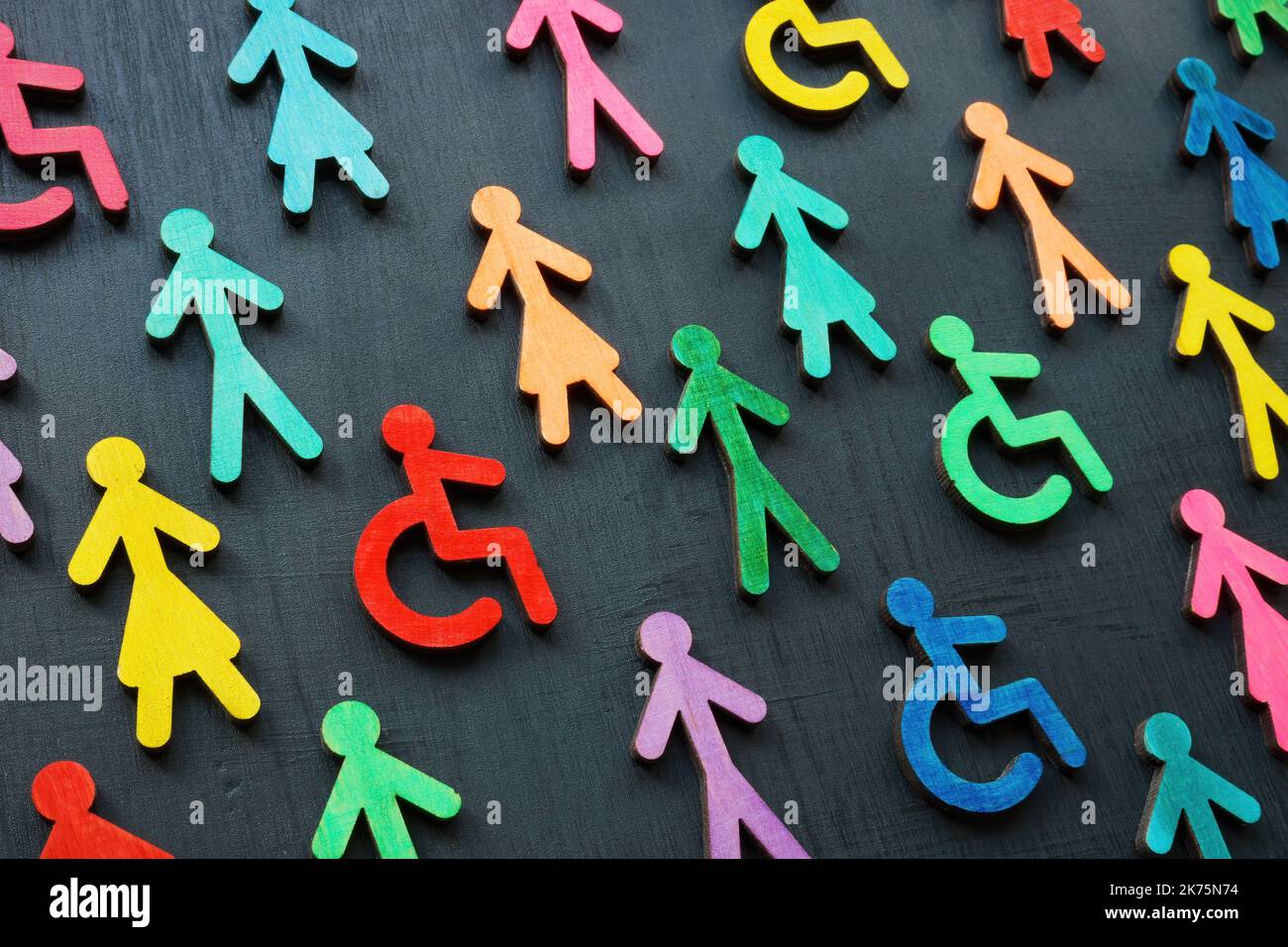 Diversity- und Inklusionskonzept. Bunte Figuren auf der dunklen Oberfläche. Stockfoto
