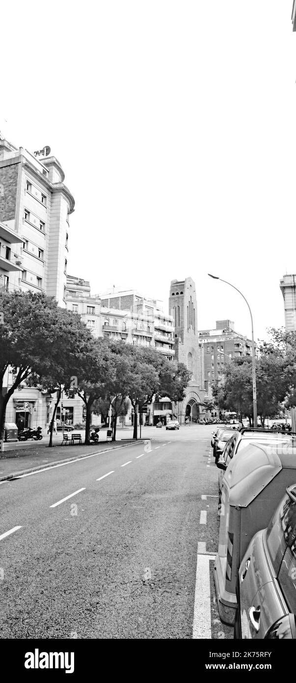 Via Augusta in Barcelona mit der Pfarrei Santa Teresa del Infante Jesus, Katalonien, Spanien, Europa Stockfoto