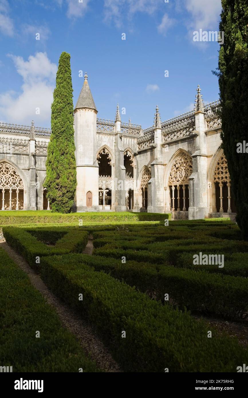 Ein Labyrinth aus Hecken und Wegen im Innenhof des Klosters Santa Maria da Vitoria, Batalha, Portugal. Stockfoto