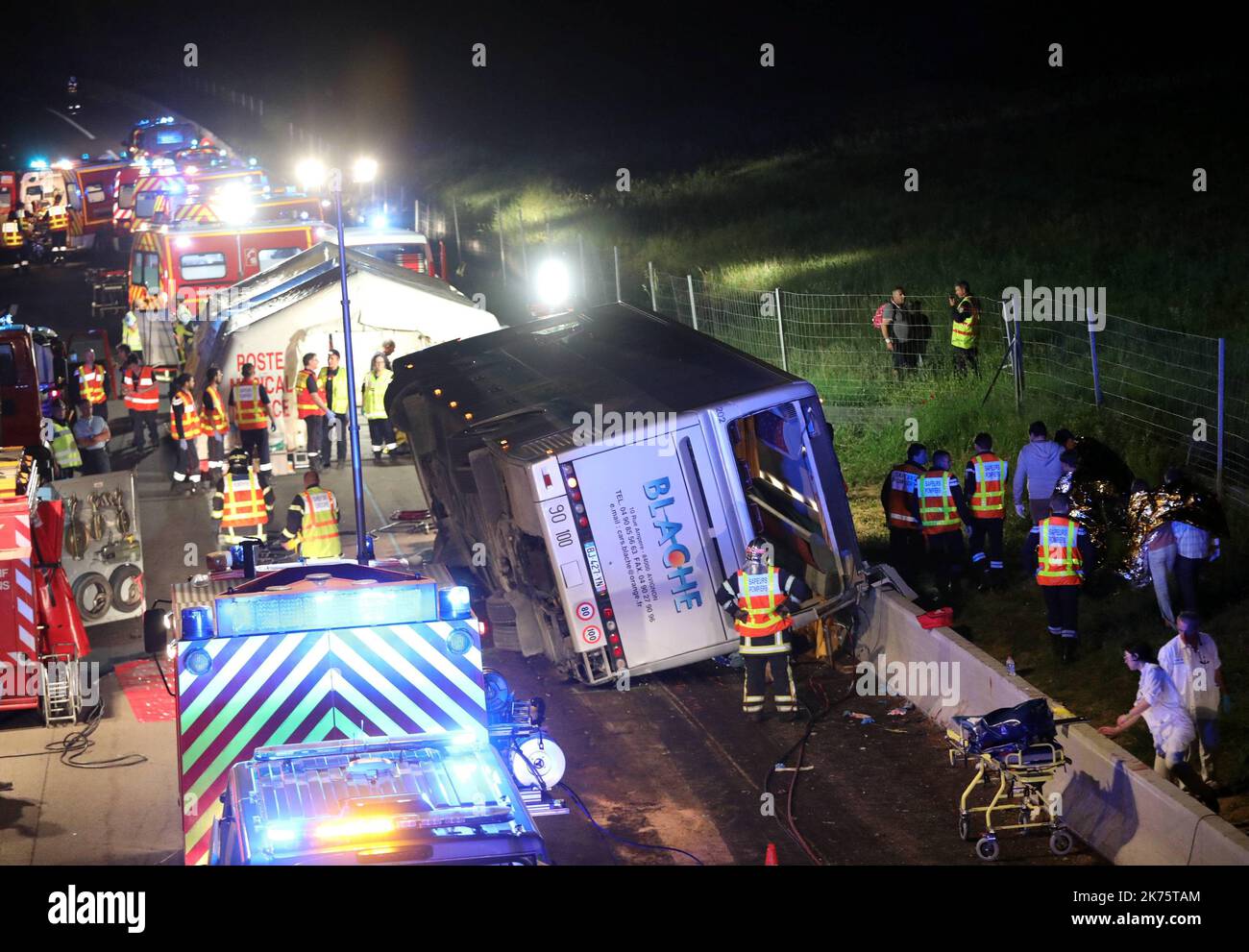 An diesem Samstagabend, etwa 23 Stunden, kam es auf der Autobahn A7 in Richtung Nord/Süd bis Chantemerle-les-Blés zu einem Busunfall. Drei Tote und mehrere Verletzte in absoluter Dringlichkeit.die Insassen des Busses kommen aus Beaucaire im Gard, Unterstützer des Rugby-Clubs. Sie kamen aus dem Top 14 Rugby Halbfinale zurück, das in Lyon stattfindet. Stockfoto