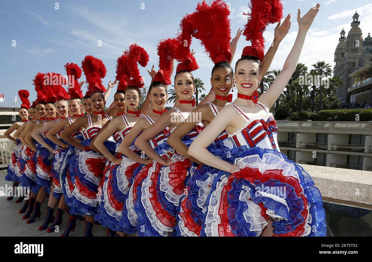 Tänzer des Moulin Rouge besuchen das Casino von Monte Carlo Stockfoto