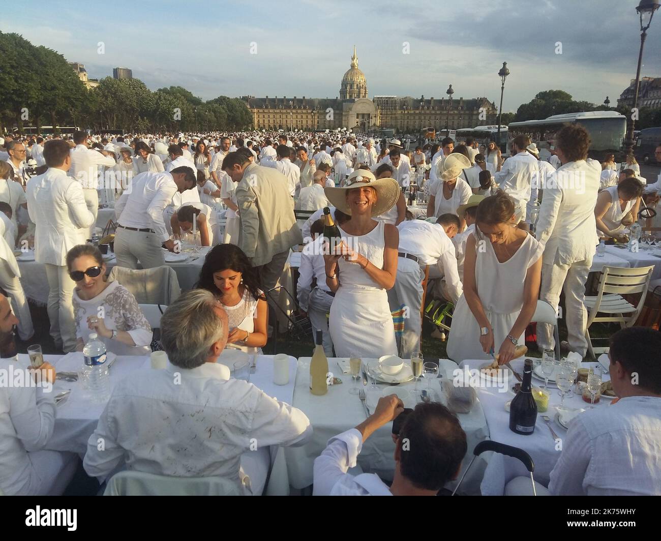 â©PHOTOPQR/LE PARISIEN/ PARIS 03/06/2018 Les 30 ans du Diner en Blanc cette annÃ©e rassemblait ses convives sur les pelouses des Invalides 7eme Paris, Frankreich, juni 3. 2018 Teilnehmer gekleidet in weiß nehmen an der weißen Abendessen , bei der Invalides Gärten . Diese Ausgabe markiert den 30.. Jahrestag der 'Diner en Blanc' Stockfoto