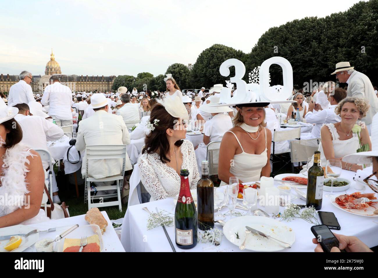 ©PHOTOPQR/LE PARISIEN/Jean-Baptiste Quentin ; PARIS 03/06/2018 Les 30 ans du Diner en Blanc cette année rassemblait ses convives sur les pelouses des Invalides 7eme Paris , Frankreich , juni 3. 2018 Teilnehmer gekleidet in weiß nehmen Teil in der weiß Abendessen , bei der Invalides Gärten . Diese Ausgabe markiert den 30.. Jahrestag der 'Diner en Blanc' Stockfoto