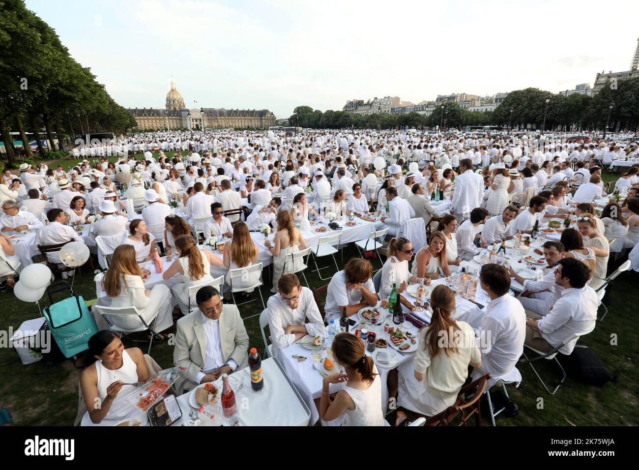 ©PHOTOPQR/LE PARISIEN/Jean-Baptiste Quentin ; PARIS 03/06/2018 Les 30 ans du Diner en Blanc cette année rassemblait ses convives sur les pelouses des Invalides 7eme Paris , Frankreich , juni 3. 2018 Teilnehmer gekleidet in weiß nehmen Teil in der weiß Abendessen , bei der Invalides Gärten . Diese Ausgabe markiert den 30.. Jahrestag der 'Diner en Blanc' Stockfoto