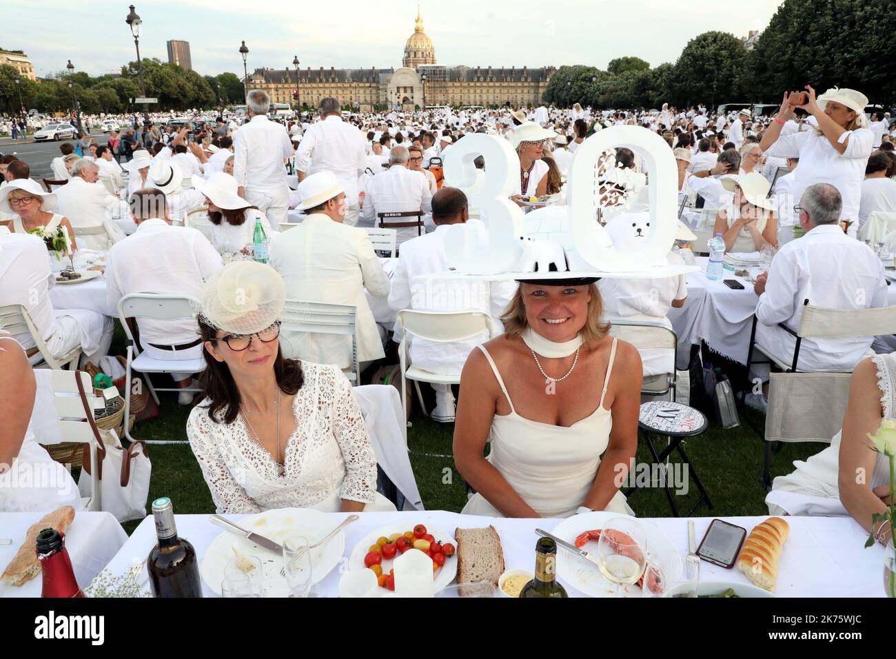 ©PHOTOPQR/LE PARISIEN/Jean-Baptiste Quentin ; PARIS 03/06/2018 Les 30 ans du Diner en Blanc cette année rassemblait ses convives sur les pelouses des Invalides 7eme Paris , Frankreich , juni 3. 2018 Teilnehmer gekleidet in weiß nehmen Teil in der weiß Abendessen , bei der Invalides Gärten . Diese Ausgabe markiert den 30.. Jahrestag der 'Diner en Blanc' Stockfoto