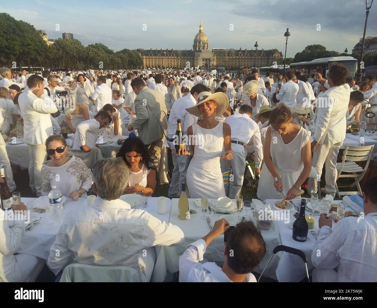 ©PHOTOPQR/LE PARISIEN/ PARIS 03/06/2018 Les 30 ans du Diner en Blanc cette année rassemblait ses convives sur les pelouses des Invalides 7eme Paris, Frankreich, juni 3. 2018 Teilnehmer gekleidet in weiß nehmen Teil in der weißen Abendessen , bei der Invalides Gärten . Diese Ausgabe markiert den 30.. Jahrestag der 'Diner en Blanc' Stockfoto