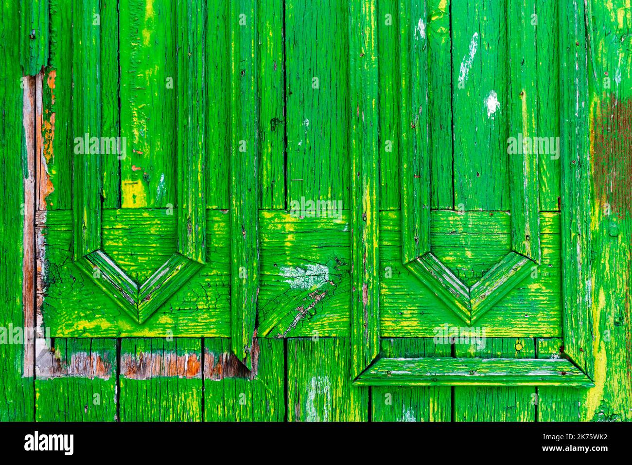 Verwitterte grüne Tür mit abblätternder Farbe. Tamajón, Guadalajara, Castilla La Mancha, Spanien, Europa Stockfoto