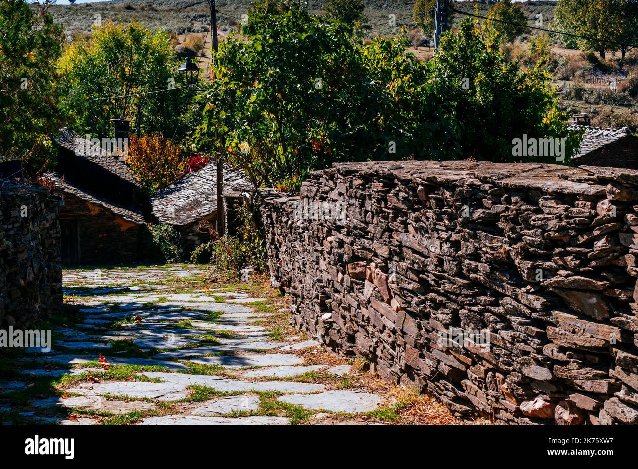 Route der schwarzen Dörfer. Straße von El Espinar, einem Stadtteil von Campillo de Ranas. Route der schwarzen Architektur von Guadalajara. El Espinar, Campillo de Ra Stockfoto