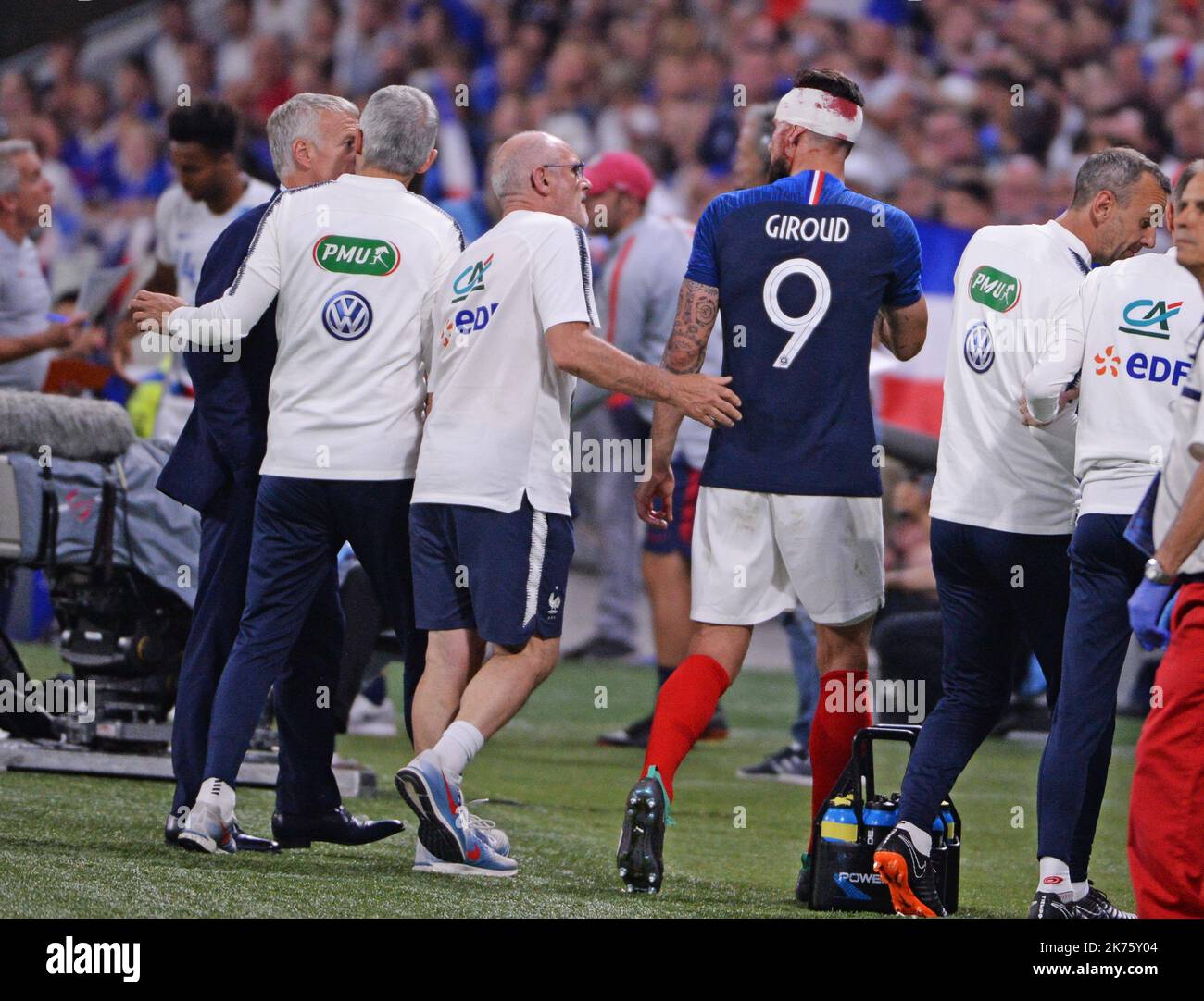 Olivier Giroud sort sur Blessure à la tete Stockfoto