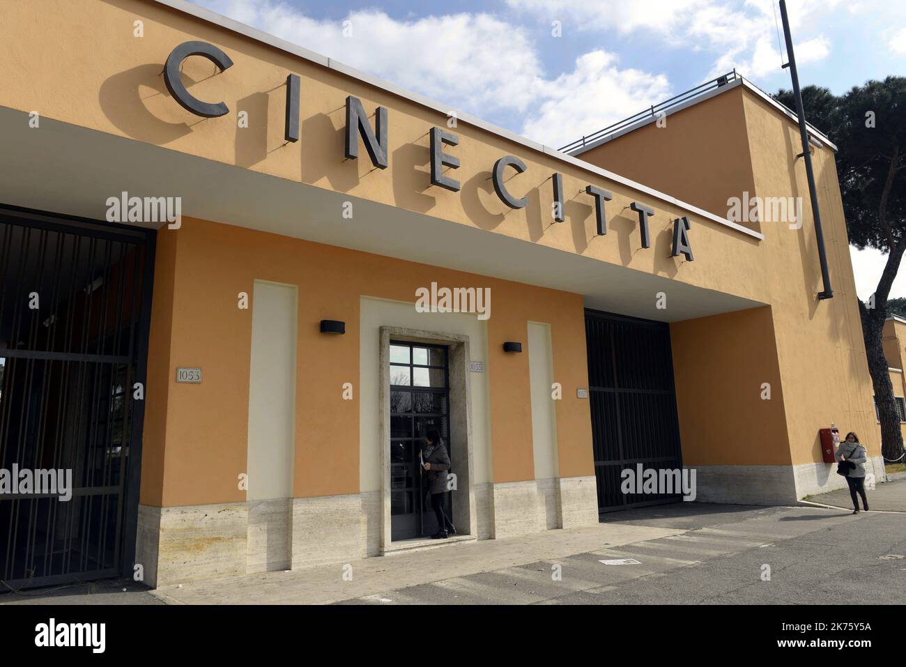 Rom, Italien, 2018. februar - Cinecittà ist ein großes Filmstudio in Rom, Italien. Mit einer Fläche von 400.000 Quadratmetern ist es das größte Filmstudio in Europa und gilt als Drehscheibe des italienischen Kinos. Die Studios wurden während der faschistischen Ära als Teil eines Plans zur Wiederbelebung der italienischen Filmindustrie errichtet Stockfoto