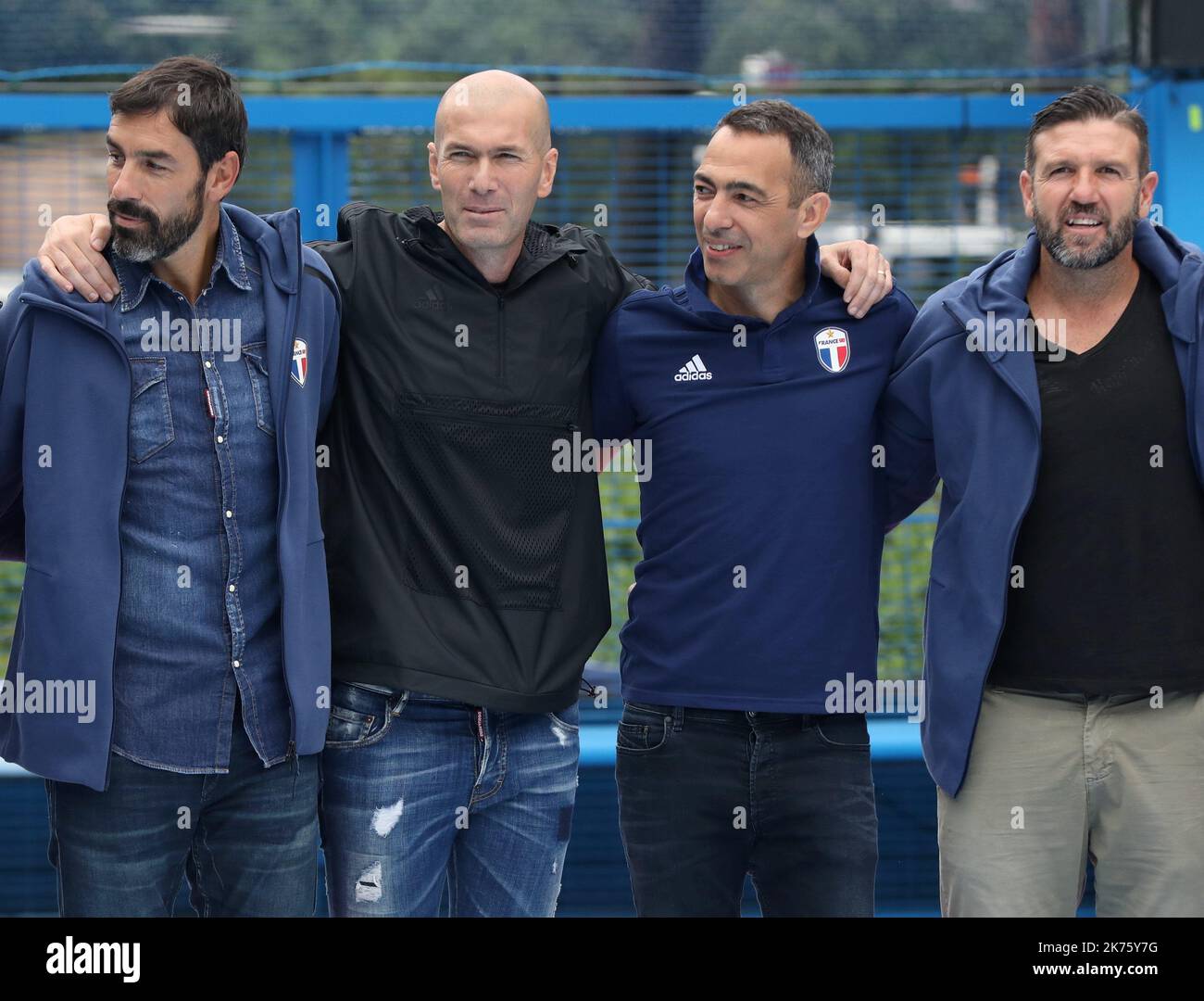 Auf Initiative von Adidas wurde in Saint-Denis, wenige hundert Meter vom Stade de France entfernt, von Zinedine Zidane und in Anwesenheit mehrerer Weltmeister 98 (Laurent Blanc, Robert Pires, Fabien Barthez, Vincent Candela, Youri Djorkaeff, Lionel Charbonnier, Christian Karembeu, Alain Boghossian) Stockfoto