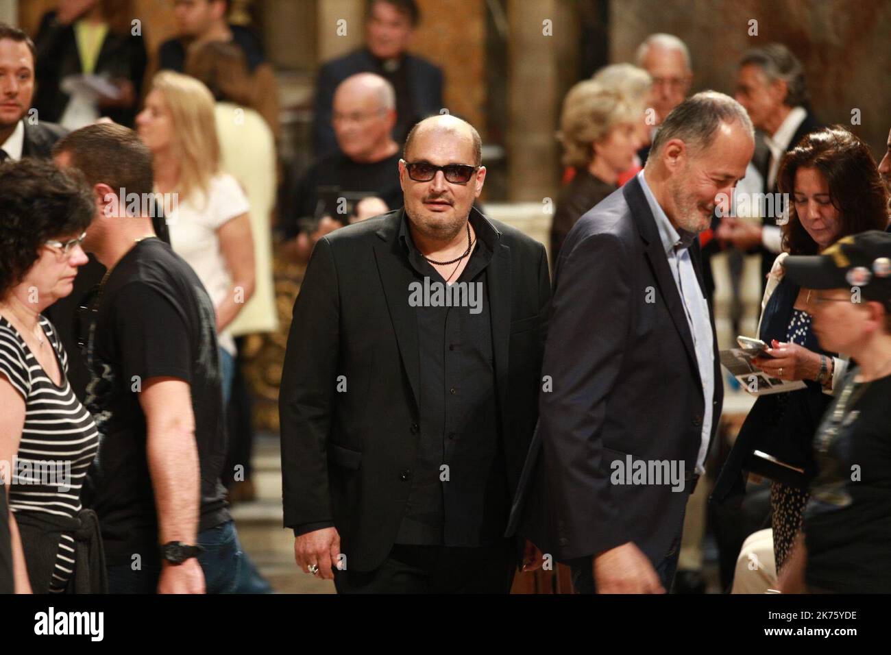 Etwa 6 Monate nach dem tod des französischen Rockstars Johnny Hallyday feiern 3 000 Menschen seinen 75.. Geburtstag in der Kirche von Madeleine Stockfoto