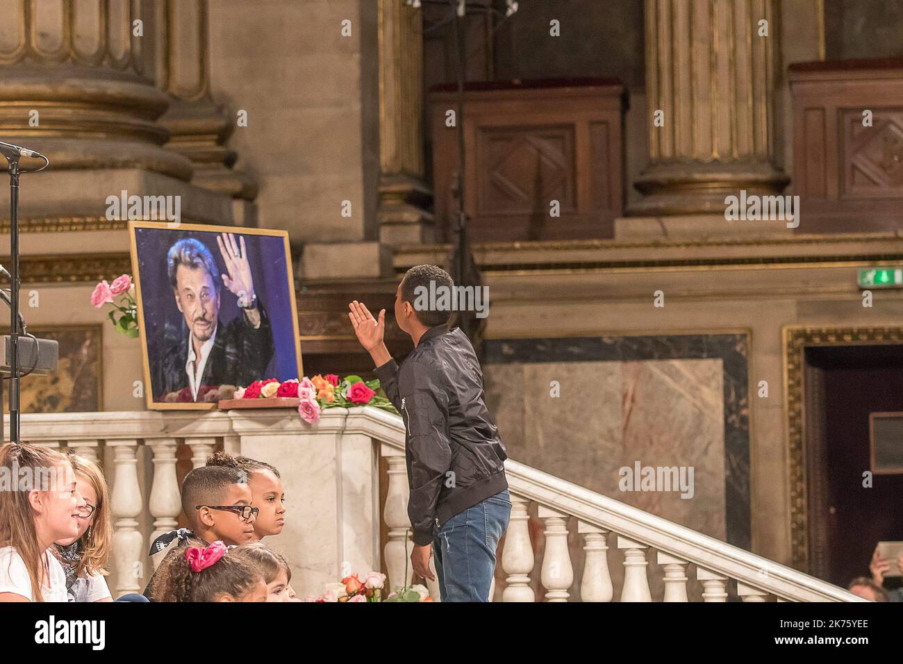 Etwa 6 Monate nach dem tod des französischen Rockstars Johnny Hallyday feiern 3 000 Menschen seinen 75.. Geburtstag in der Kirche von Madeleine Stockfoto