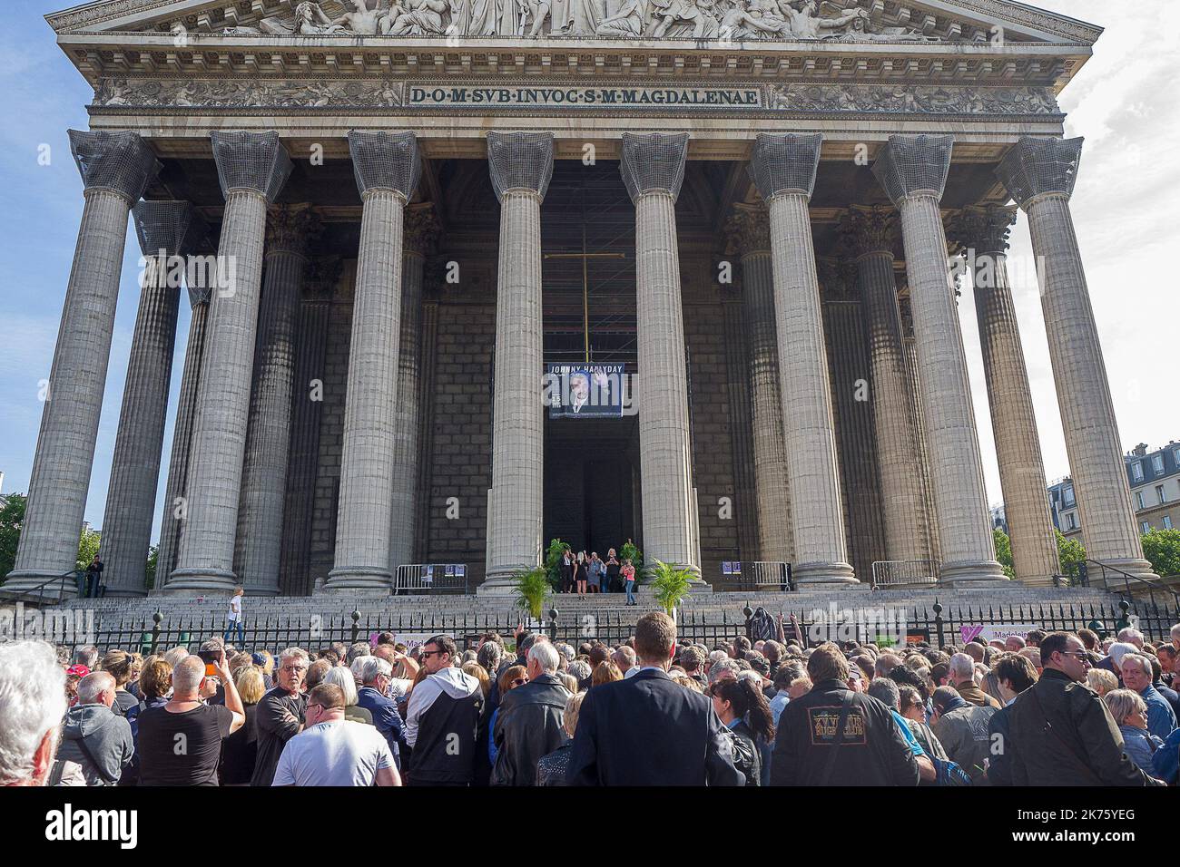 Etwa 6 Monate nach dem tod des französischen Rockstars Johnny Hallyday feiern 3 000 Menschen seinen 75.. Geburtstag in der Kirche von Madeleine Stockfoto