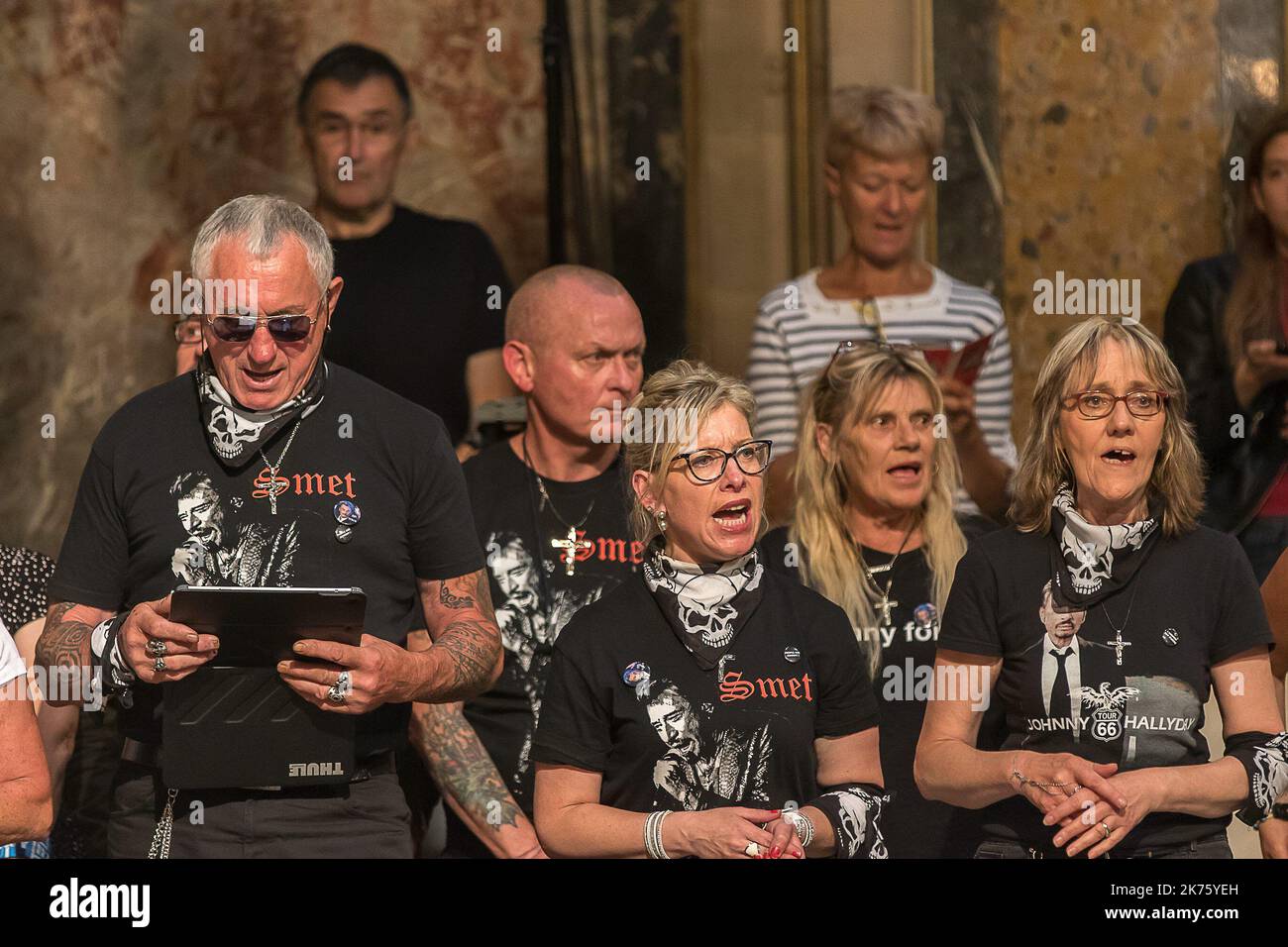 Etwa 6 Monate nach dem tod des französischen Rockstars Johnny Hallyday feiern 3 000 Menschen seinen 75.. Geburtstag in der Kirche von Madeleine Stockfoto