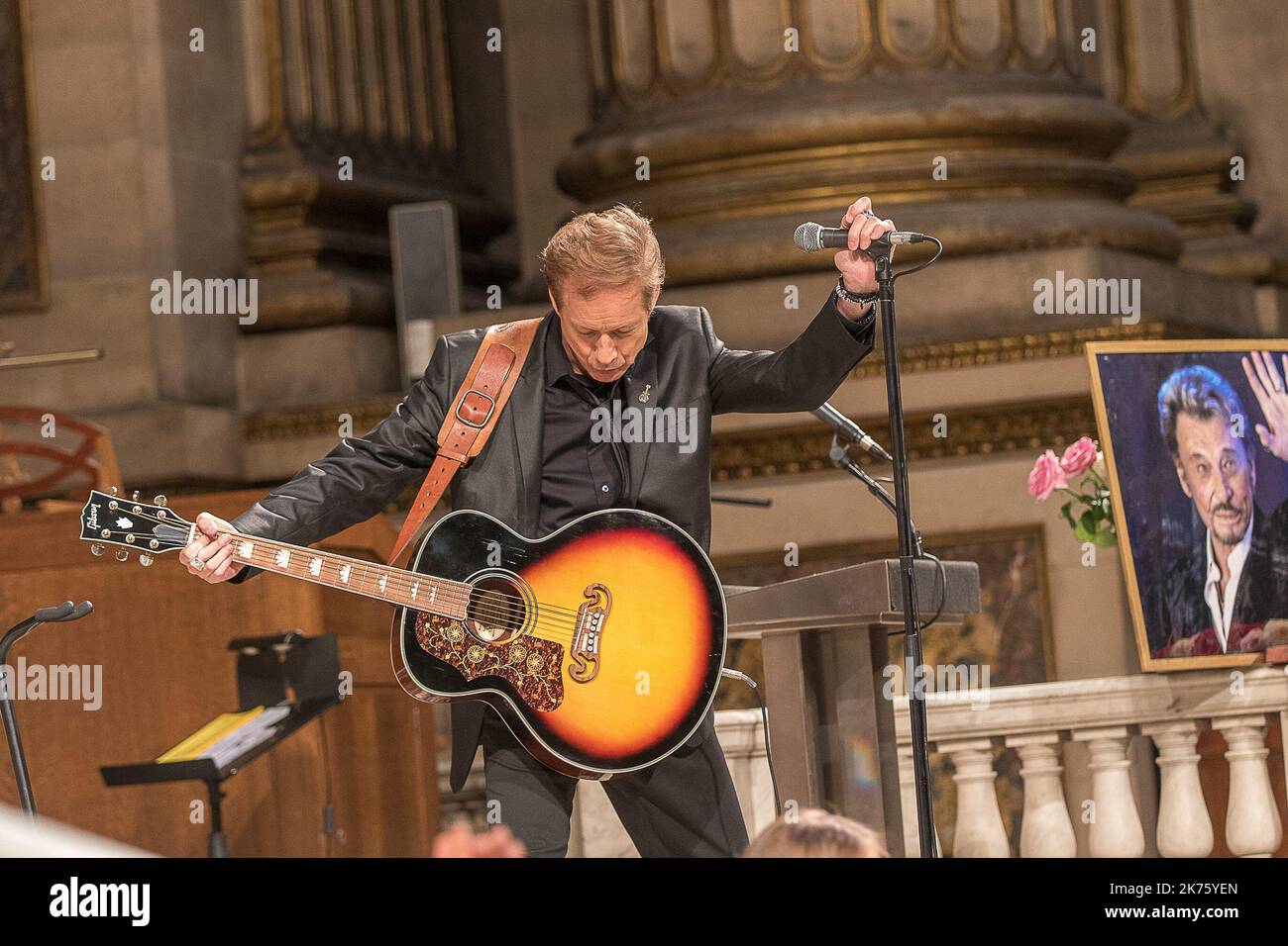 Etwa 6 Monate nach dem tod des französischen Rockstars Johnny Hallyday feiern 3 000 Menschen seinen 75.. Geburtstag in der Kirche von Madeleine Stockfoto