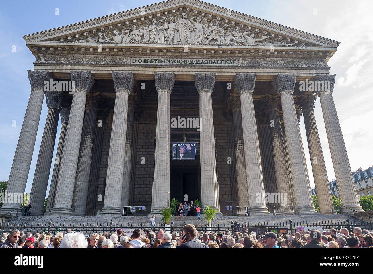 Etwa 6 Monate nach dem tod des französischen Rockstars Johnny Hallyday feiern 3 000 Menschen seinen 75.. Geburtstag in der Kirche von Madeleine Stockfoto