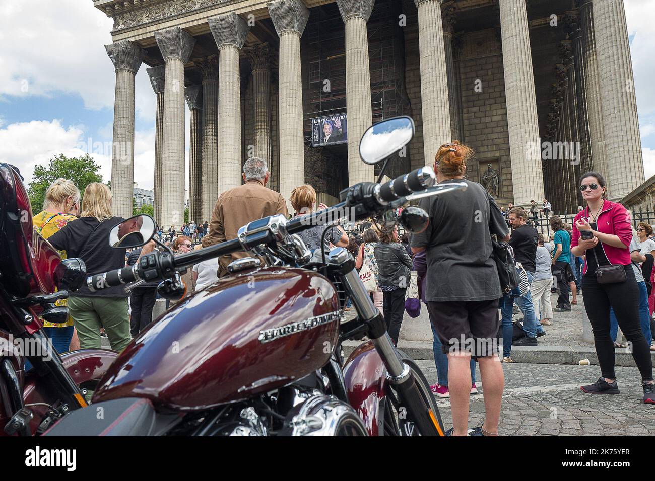 Etwa 6 Monate nach dem tod des französischen Rockstars Johnny Hallyday feiern 3 000 Menschen seinen 75.. Geburtstag in der Kirche von Madeleine Stockfoto