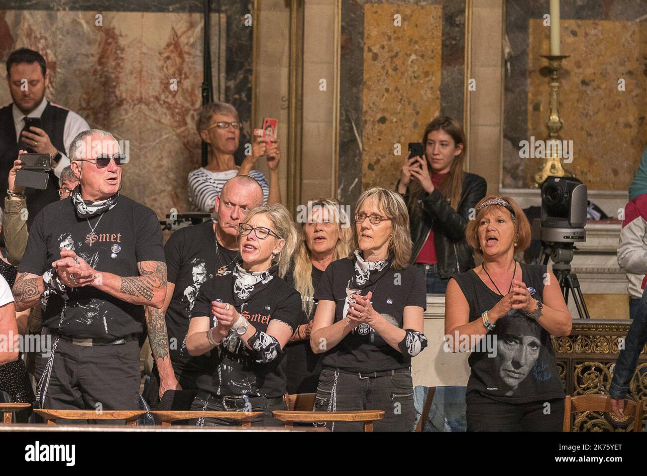 Etwa 6 Monate nach dem tod des französischen Rockstars Johnny Hallyday feiern 3 000 Menschen seinen 75.. Geburtstag in der Kirche von Madeleine Stockfoto