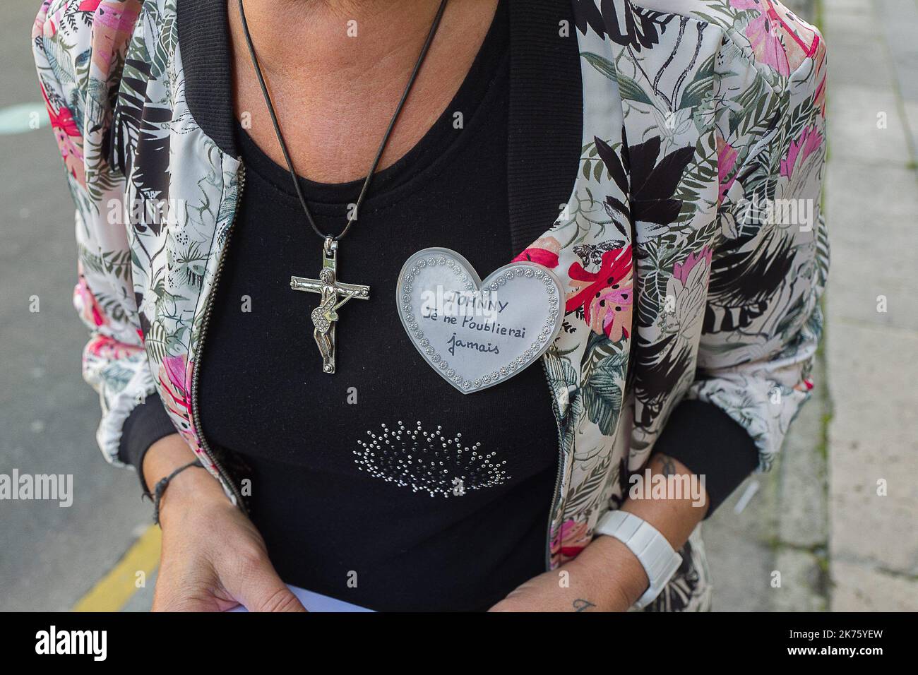 Etwa 6 Monate nach dem tod des französischen Rockstars Johnny Hallyday feiern 3 000 Menschen seinen 75.. Geburtstag in der Kirche von Madeleine Stockfoto