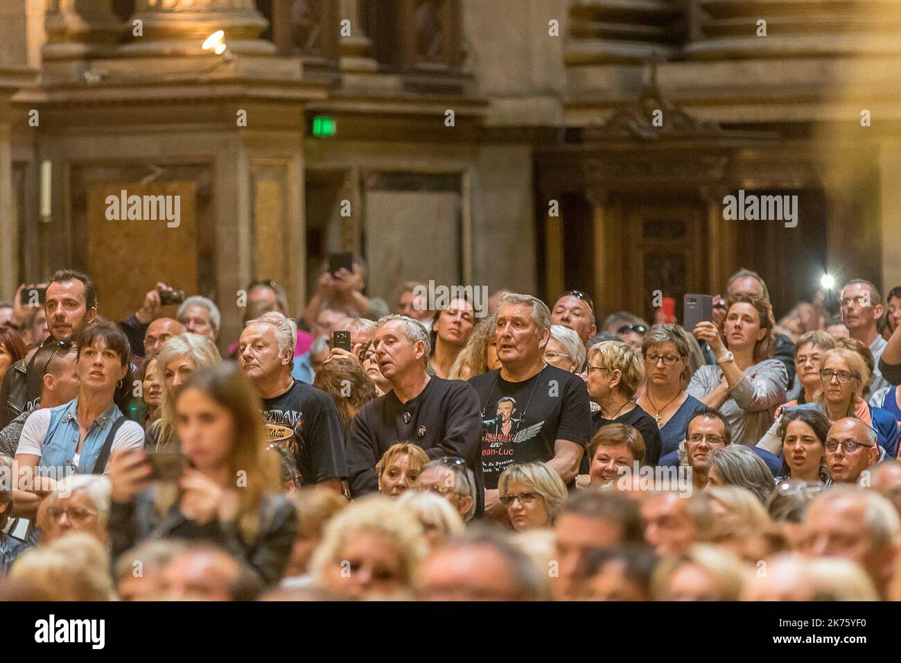 Etwa 6 Monate nach dem tod des französischen Rockstars Johnny Hallyday feiern 3 000 Menschen seinen 75.. Geburtstag in der Kirche von Madeleine Stockfoto