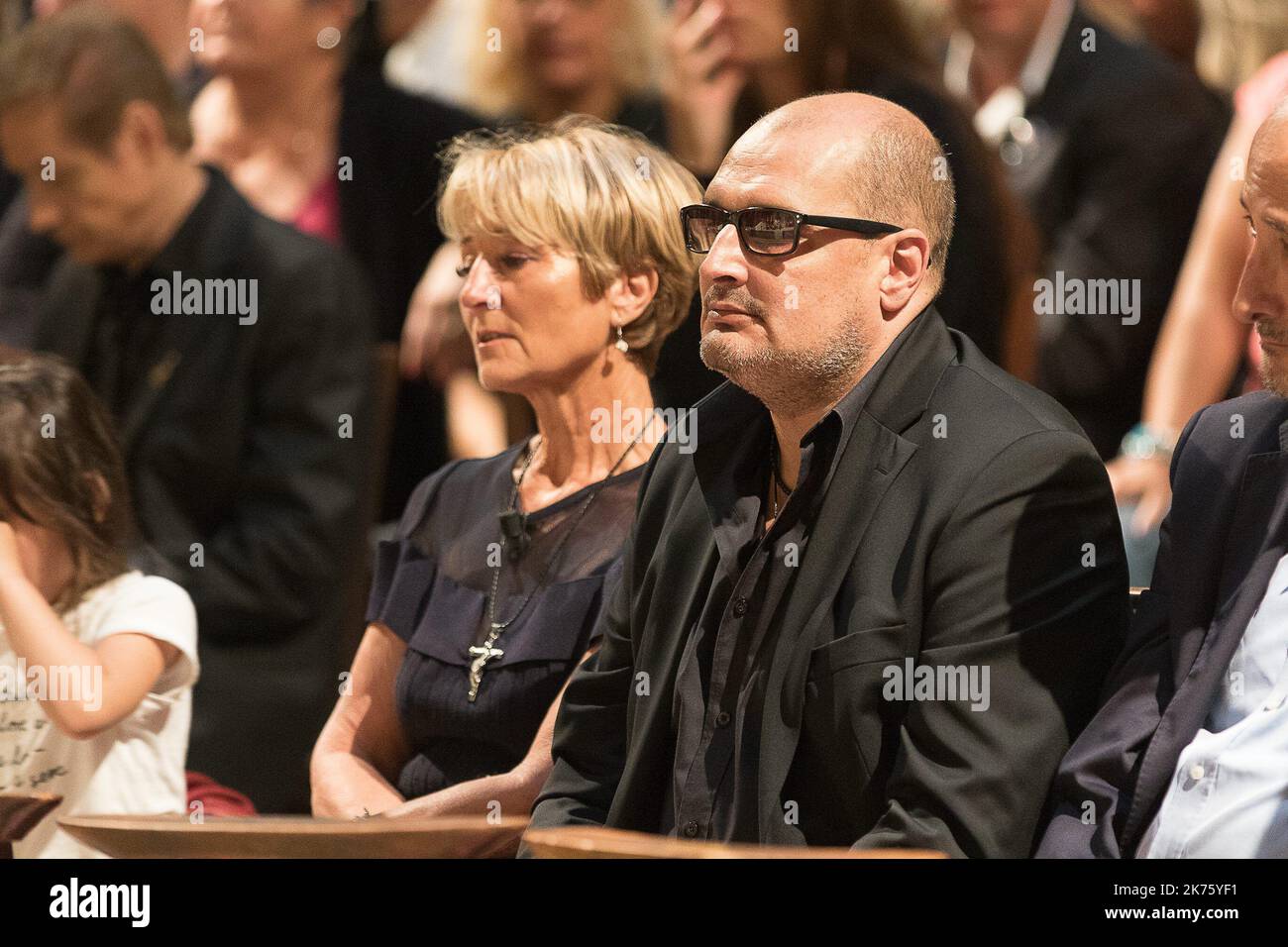 Etwa 6 Monate nach dem tod des französischen Rockstars Johnny Hallyday feiern 3 000 Menschen seinen 75.. Geburtstag in der Kirche von Madeleine Stockfoto