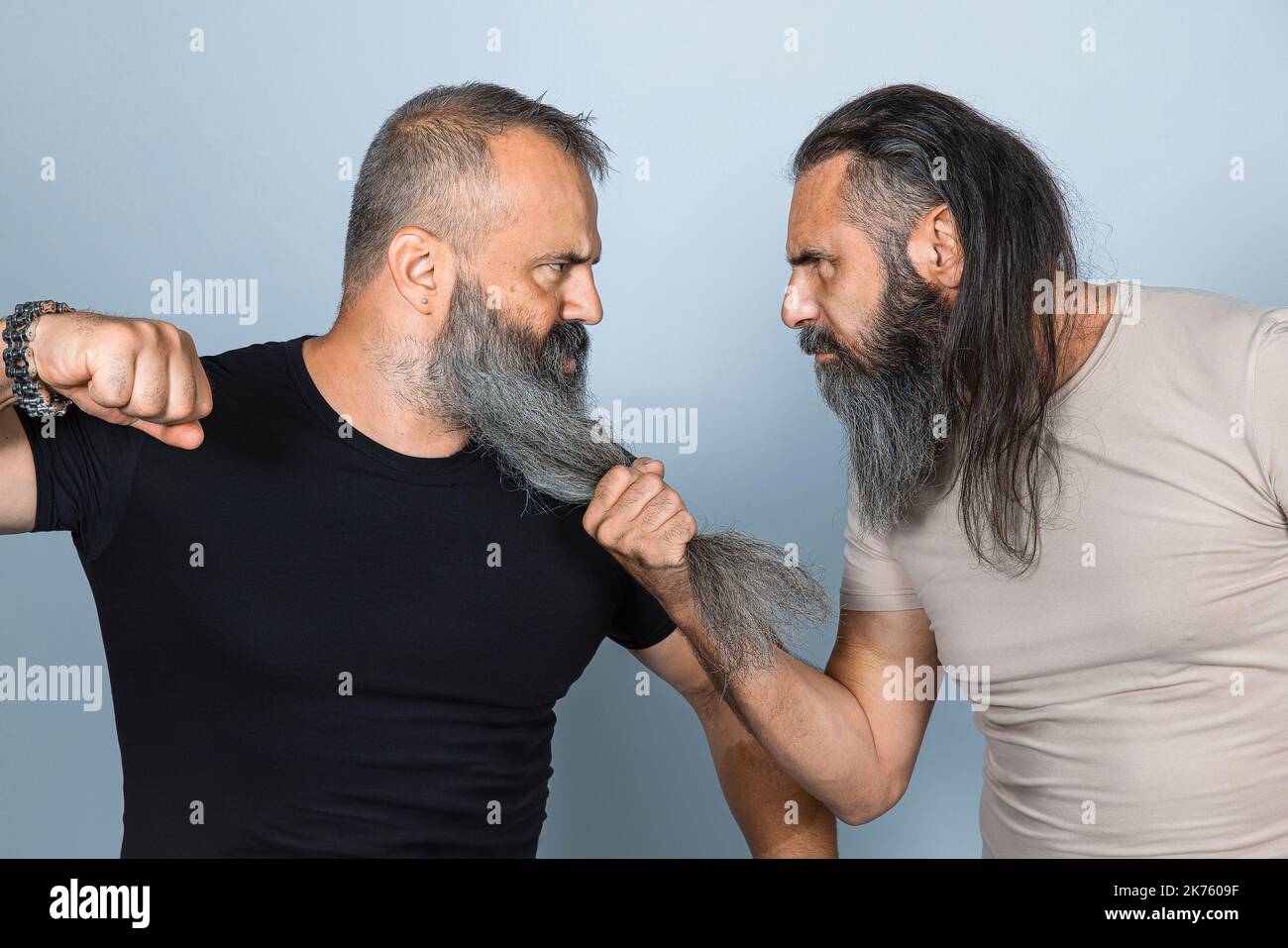 Männer mit langem Bart in aggressiver Haltung. studioaufnahme Stockfoto