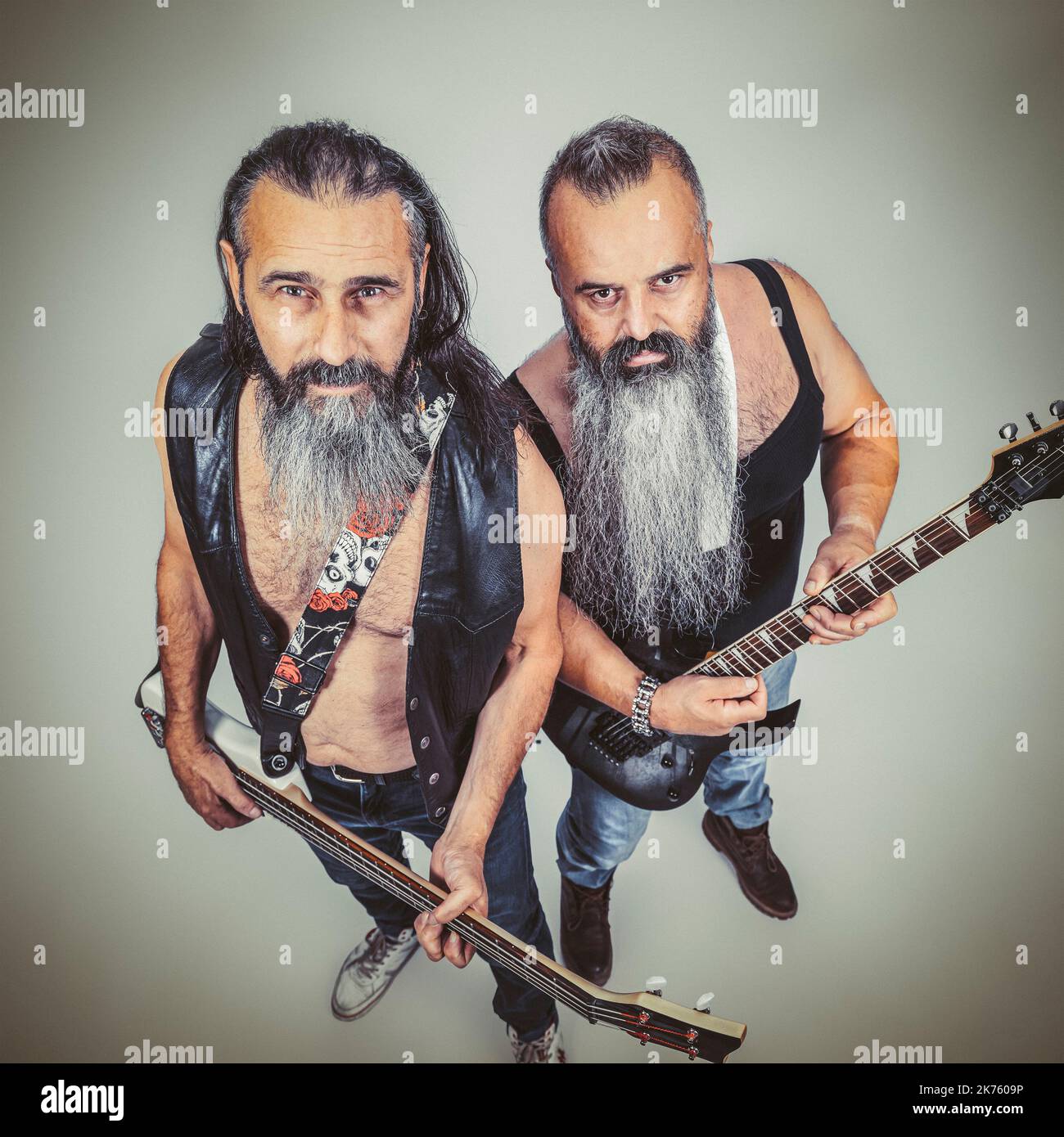 Gitarrist und Bassist mit langen Bärten. studioaufnahme Stockfoto