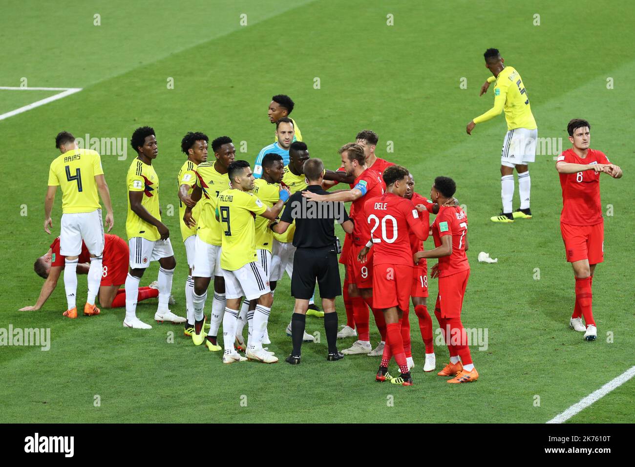 FIFA Fußball-Weltmeisterschaft Russland 2018, Spartak-Stadion, Moskau, Russland; WM-Runde des Fußballspiels 16 M56 Columbia gegen England; im Bild: Schiedsrichter-Wettbewerb von Spielern © Pierre Teyssot / Maxppp Stockfoto