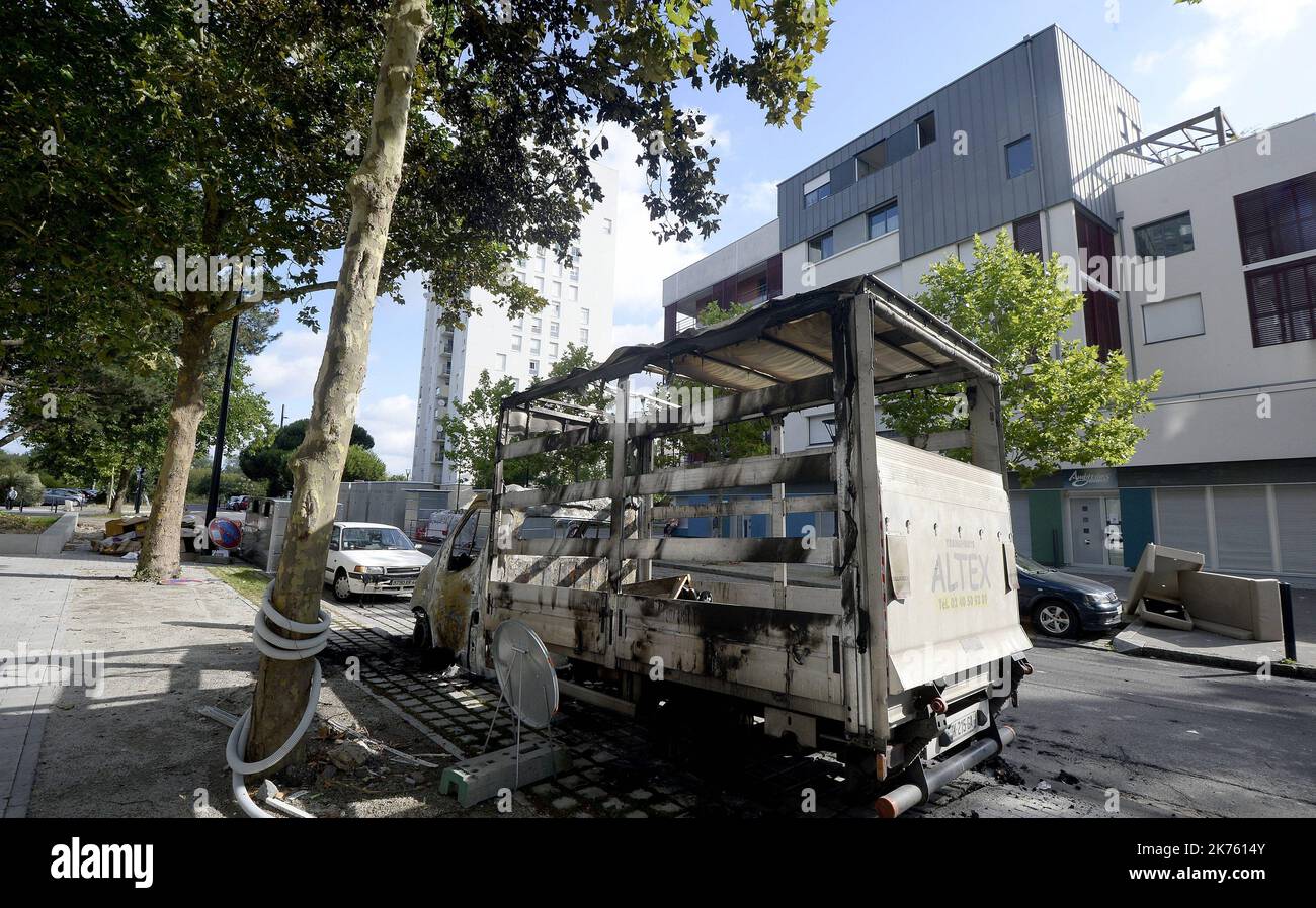 Am Dienstag, den 3. Juli, ist im Bezirk Breil in Nantes eine Polizeikontrolle schief gelaufen. Mehrere Detonationen wurden gehört und ein 22-jähriger Mann starb, nachdem er von einem CRS angeschossen wurde. Der Sektor wurde von einer wichtigen Sicherheitseinrichtung durchzogen. In der Nachbarschaft brach dann ein Aufruhr aus, mehrere Fahrzeuge wurden verbrannt und das Vereinshaus wurde durch einen Brand zerstört. Stockfoto