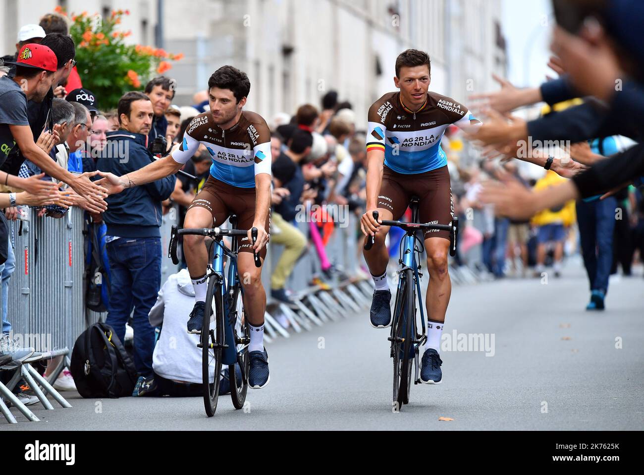 Pierre LATOUR (links) und Oliver NAESEN während der Tour de France 2018 Eröffnungszeremonie und Teampräsentation am 5. Juli 2018 in Nancy, Frankreich Stockfoto