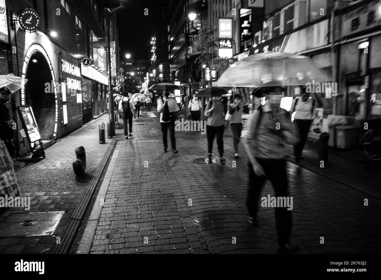 Tokio, Japan. 5. Oktober 2022. Straßenszenen in Shinagawa, einem zentralen Geschäftsviertel in Tokio mit vielen Restaurants, Unternehmen und Geschäften. Shinagawa Station ist ein großer JR East Transferbahnhof mit Shinkansen Schnellzug Super Express Service. (Bild: © Taidgh Barron/ZUMA Press Wire) Stockfoto