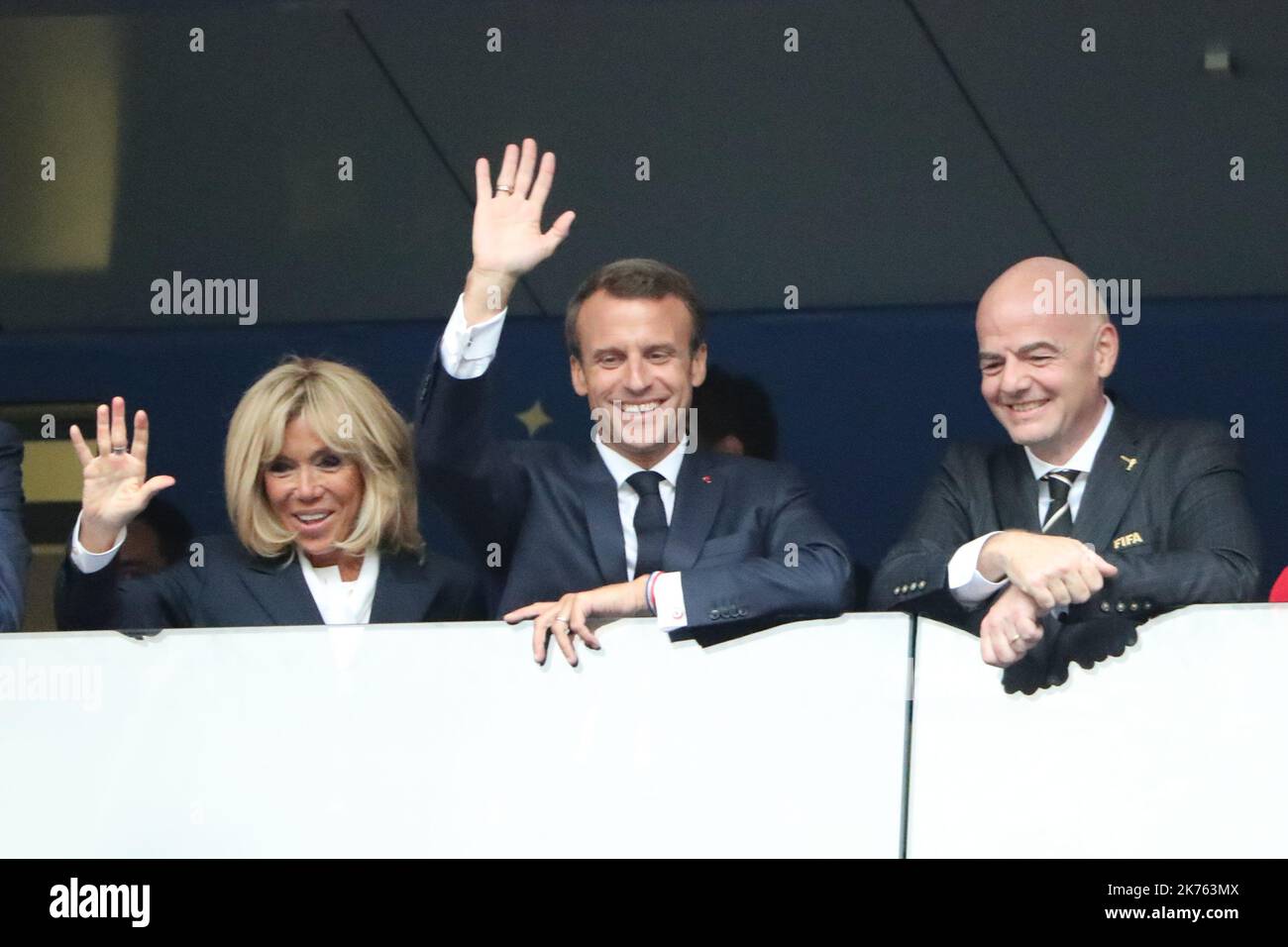 FIFA Fußball-Weltmeisterschaft Russland 2018, Finales Fußballspiel Frankreich gegen Kroatien, Im Bild: Der französische Präsident Emmanuel Macron und seine Frau Brigitte Macron (L) mit Gianni Infantino, FIFA-Präsident © Pierre Teyssot / Maxppp Stockfoto