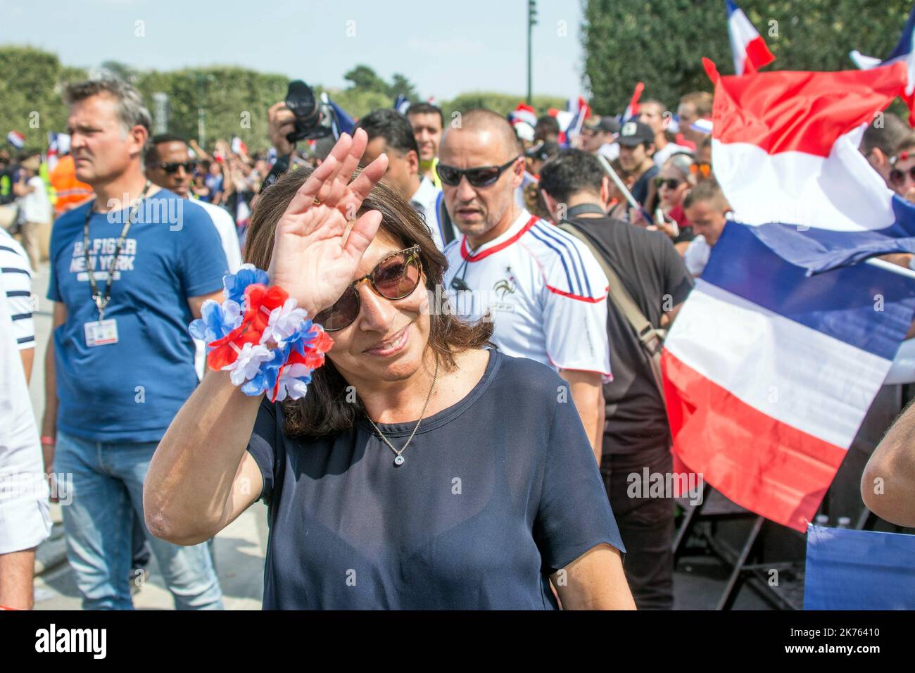 Anne Hidalgo maire de paris avec les Unterstützer français dans la Fan Zone du CHAMP de Mars pour regarder la Finale de la Coupe du monde de Football 2018 sur un ecran geant.Französische Fans im CHAMP de Mars Fan Zone, um das Finale der Fußball-Weltmeisterschaft 2018 auf einem riesigen Bildschirm am 15 2018. Juli zu sehen.NUR FRANKREICH Stockfoto