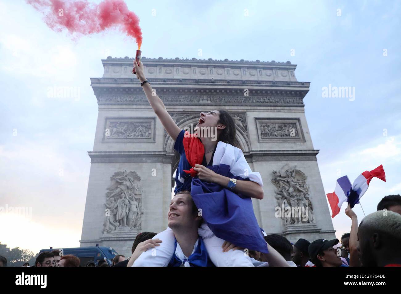 Französische Fans feiern Frankreichs Sieg gegen Kroatien im Weltcup-Finale 2018 am Arc de Triomphe in Paris Stockfoto