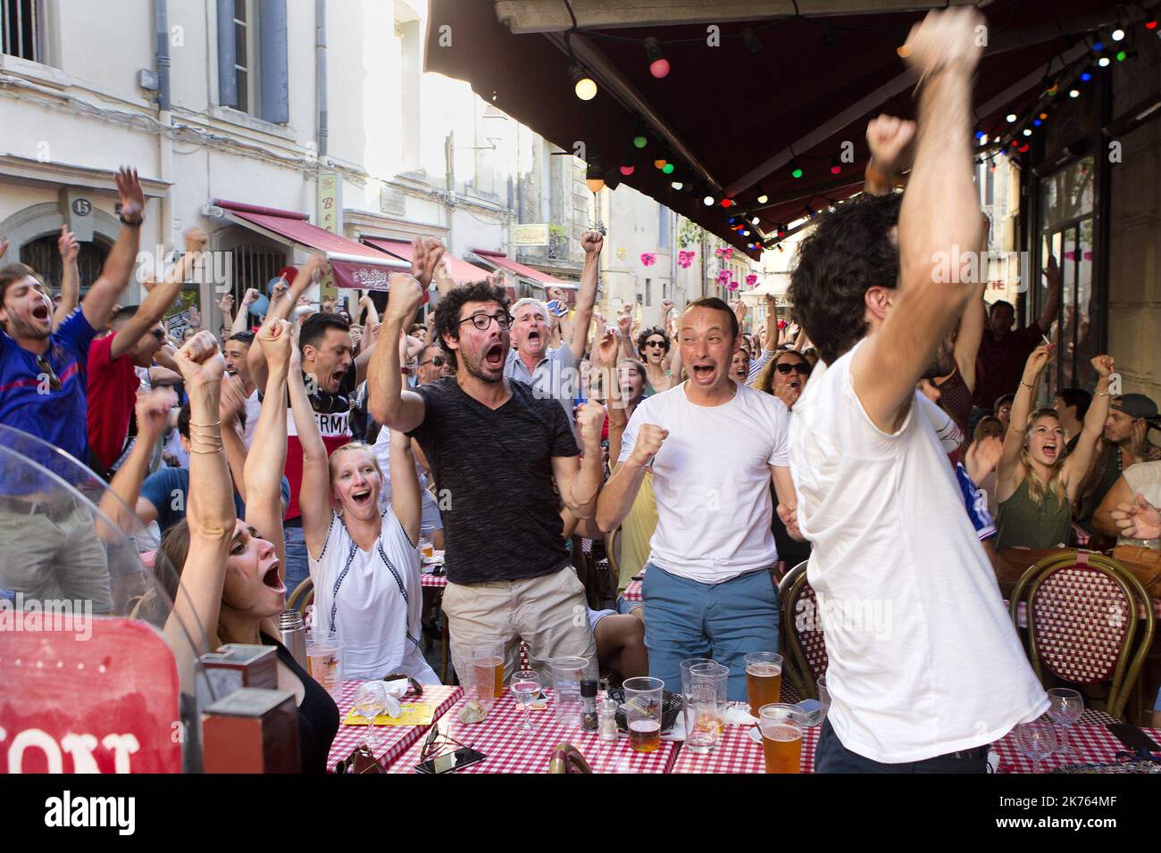 Frankreich-Fans feiern, nachdem die französische Nationalmannschaft am 15. Juli 2018 das Finale der Weltmeisterschaft 2018 gewonnen hat.Guillaume Bonnefont/IP3, Montpellier, France le 15 juillet 2018. Des Supporters regardent la finale de la coupé du monde de foot France Croatie sur une place du Centre ville de Montpellier. La France vient d inscrire son quatrieme but. Fans beobachten das Finale der Fußball-Weltmeisterschaft Frankreich Kroatien auf einem Platz in der Innenstadt von Montpellier. Frankreich hat gerade sein viertes Tor erzielt. Stockfoto