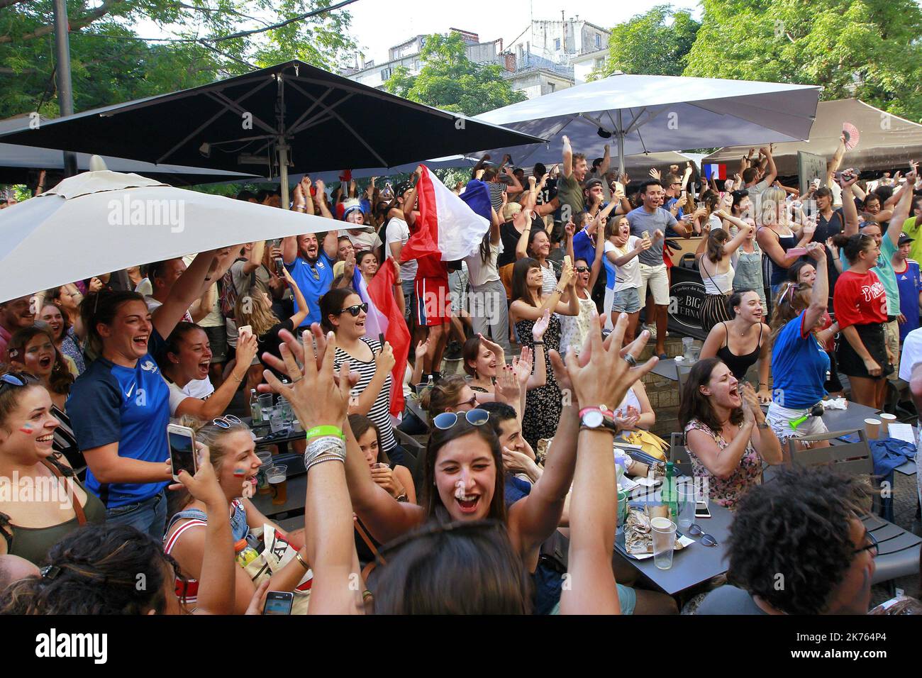 Frankreich-Fans feiern, nachdem die französische Nationalmannschaft am 15. Juli 2018 das Finale der Weltmeisterschaft 2018 gewonnen hat.Guillaume Bonnefont/IP3, Montpellier, France le 15 juillet 2018. Des Supporters regardent la finale de la coupé du monde de foot France Croatie sur une place du Centre ville de Montpellier. Fans beobachten das Finale der Fußball-Weltmeisterschaft Frankreich Kroatien auf einem Platz in der Innenstadt von Montpellier. Stockfoto