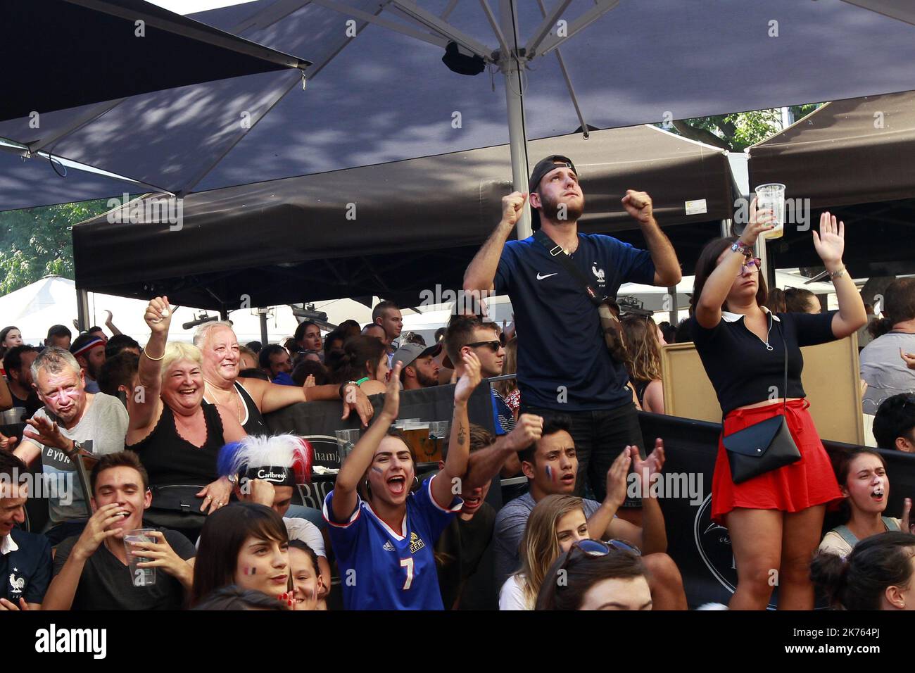 Frankreich-Fans feiern, nachdem die französische Nationalmannschaft am 15. Juli 2018 das Finale der Weltmeisterschaft 2018 gewonnen hat.Guillaume Bonnefont/IP3, Montpellier, France le 15 juillet 2018. Des Supporters regardent la finale de la coupé du monde de foot France Croatie sur une place du Centre ville de Montpellier. Fans beobachten das Finale der Fußball-Weltmeisterschaft Frankreich Kroatien auf einem Platz in der Innenstadt von Montpellier. Stockfoto