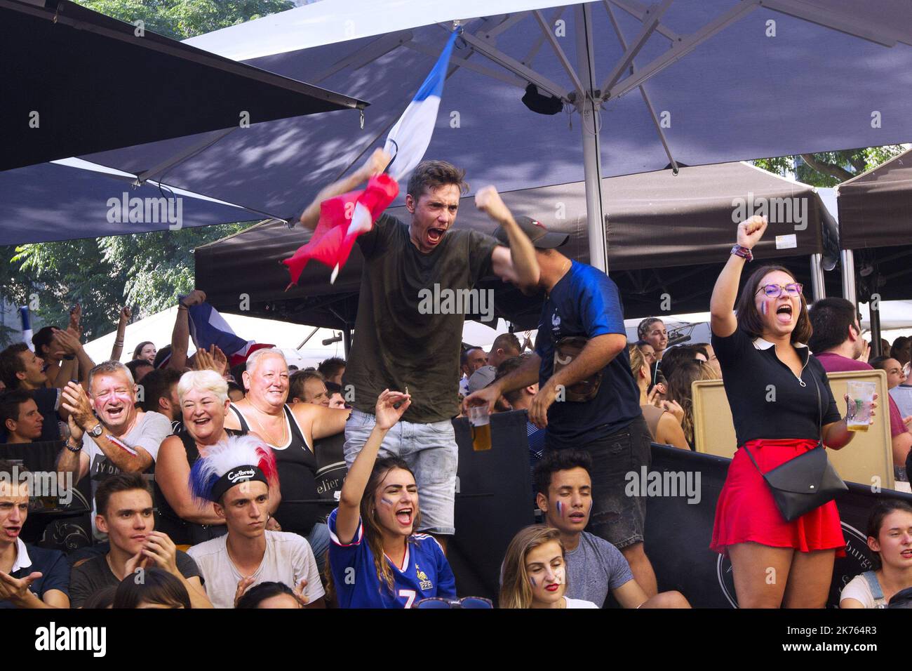 Frankreich-Fans feiern, nachdem die französische Nationalmannschaft am 15. Juli 2018 das Finale der Weltmeisterschaft 2018 gewonnen hat.Guillaume Bonnefont/IP3, Montpellier, France le 15 juillet 2018. Des Supporters regardent la finale de la coupé du monde de foot France Croatie sur une place du Centre ville de Montpellier. Fans beobachten das Finale der Fußball-Weltmeisterschaft Frankreich Kroatien auf einem Platz in der Innenstadt von Montpellier. Stockfoto