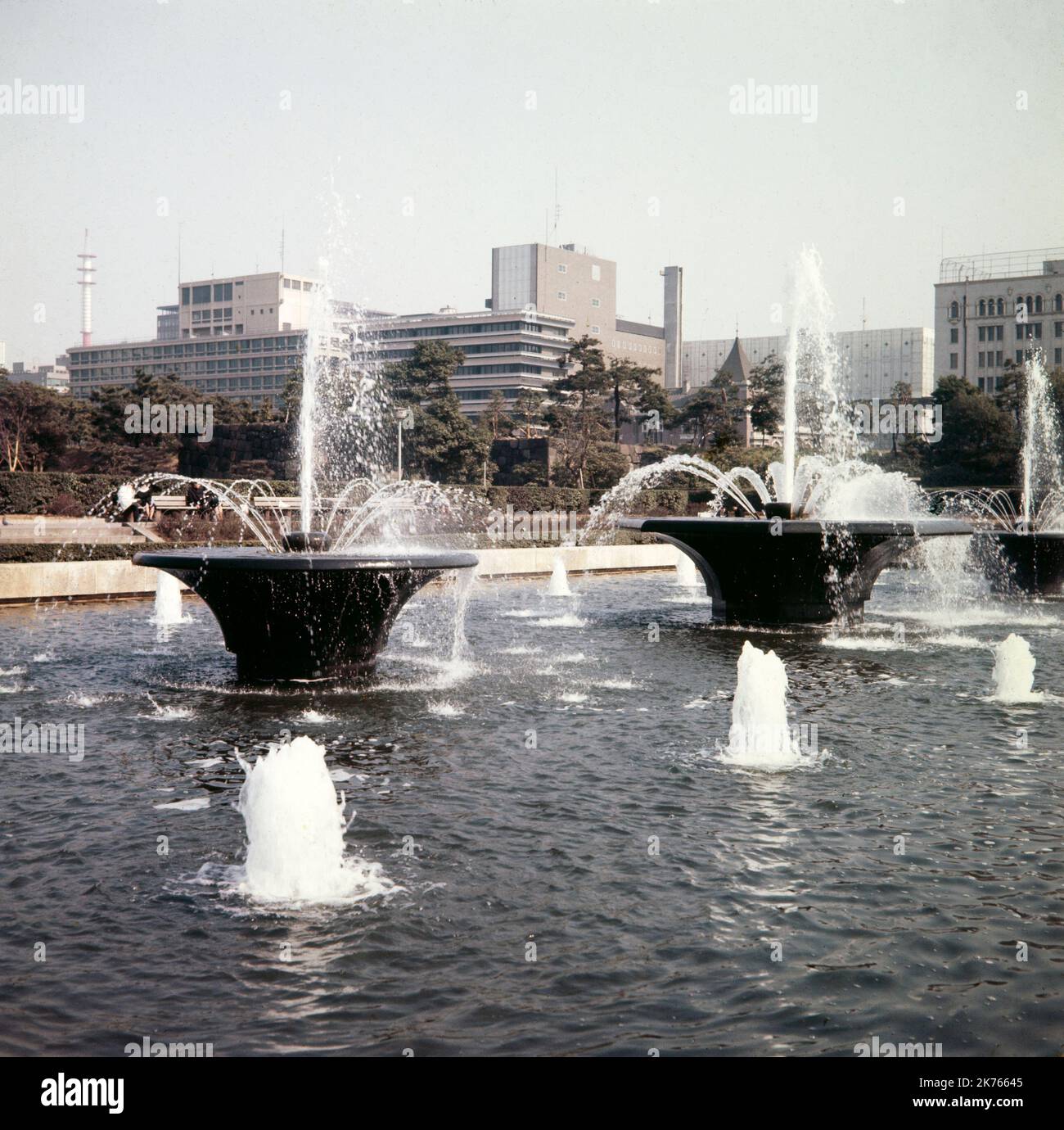 Ein Vintage-Farbfoto aus dem Jahr 1967, das den Brunnen „seine kaiserliche Hoheit Prinz Akihito“ im Kaiserpalast in Tokio, Japan, zeigt. Stockfoto