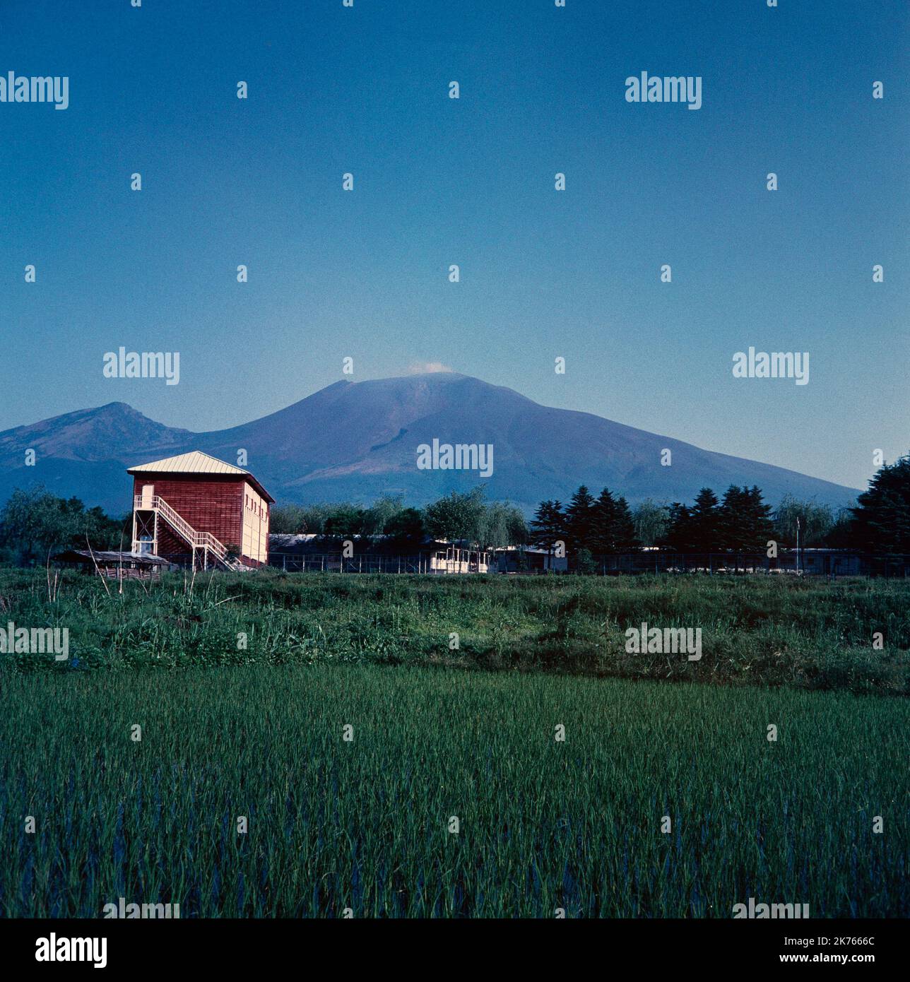 Ein Vintage-Farbfoto aus dem Jahr 1967, das den aktiven Vulkan Mount Asama in Japan zeigt. Stockfoto