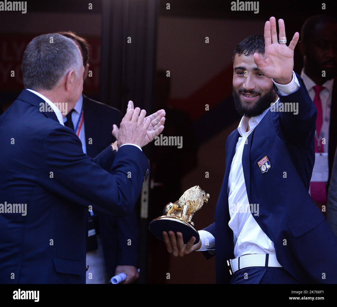 ©PHOTOPQR/LE PROGRES/Photo Richard MOUILLAUD - le 12 AOUT 2018 / FOOT /OL AMIENS -le 12 AOUT 2018 / FOOT CHAMPIONNAT DE FRANKREICH /OL AMIENS Nabil Fekir recoit des mains de Jean Michel Aulas un trophée pour sa participation à la coupé du monde - Lyon, Frankreich, august 12. 2018 Frankreich Fußball-Weltmeister Fekir überreicht WCtrophy Stockfoto